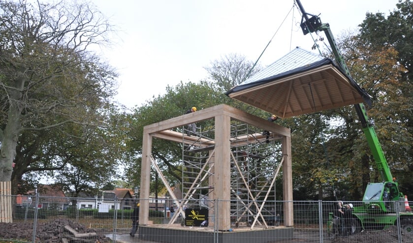 Het dak wordt op het nieuwe podium gehesen.