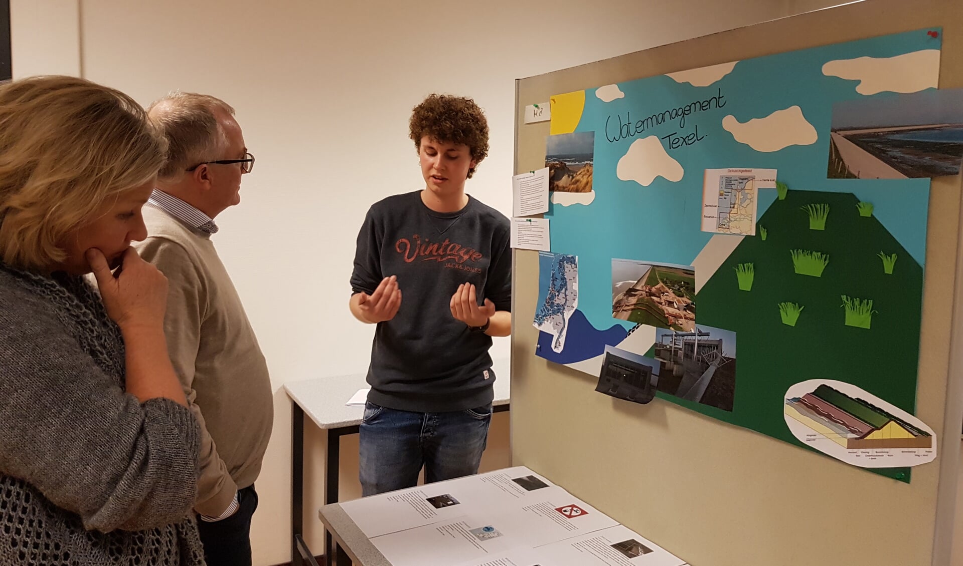 HAVO-scholier Bas van der Velden geeft tekst en uitleg over Watermanagement op Texel. 