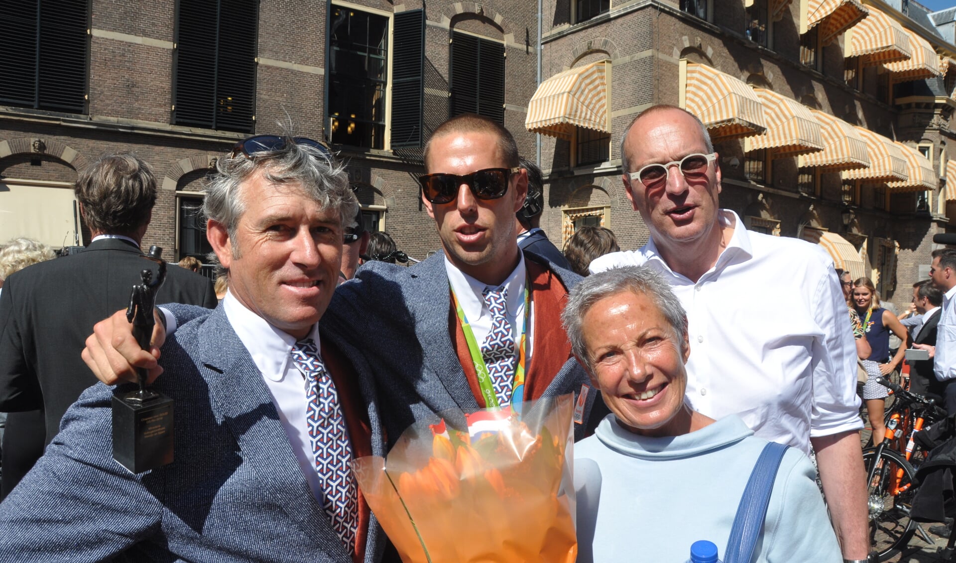 Dorian met zijn coach en zijn ouders na de huldiging in Den Haag. 