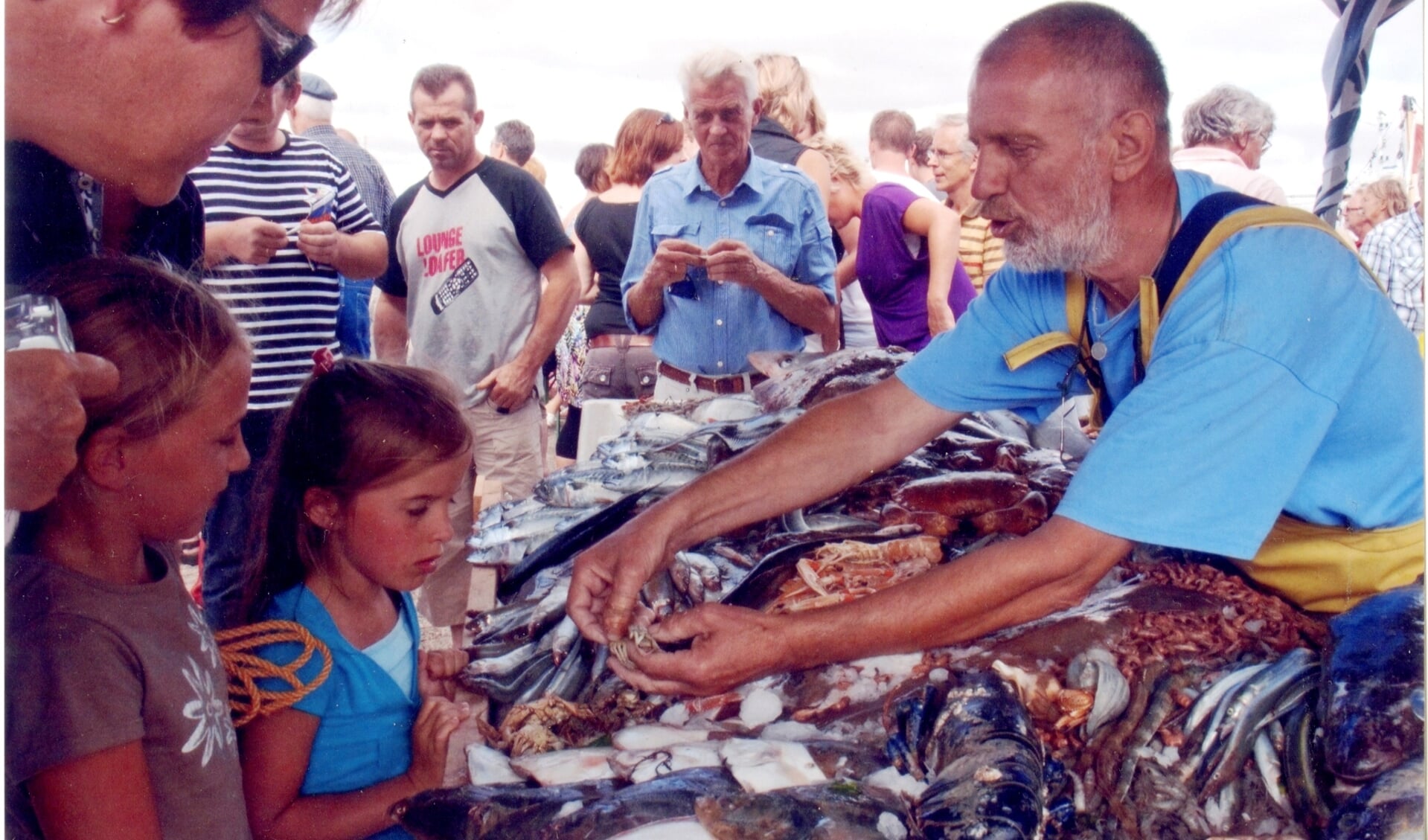 De vismarkt tijdens het HavenVIStijn trekt altijd veel bekijks.