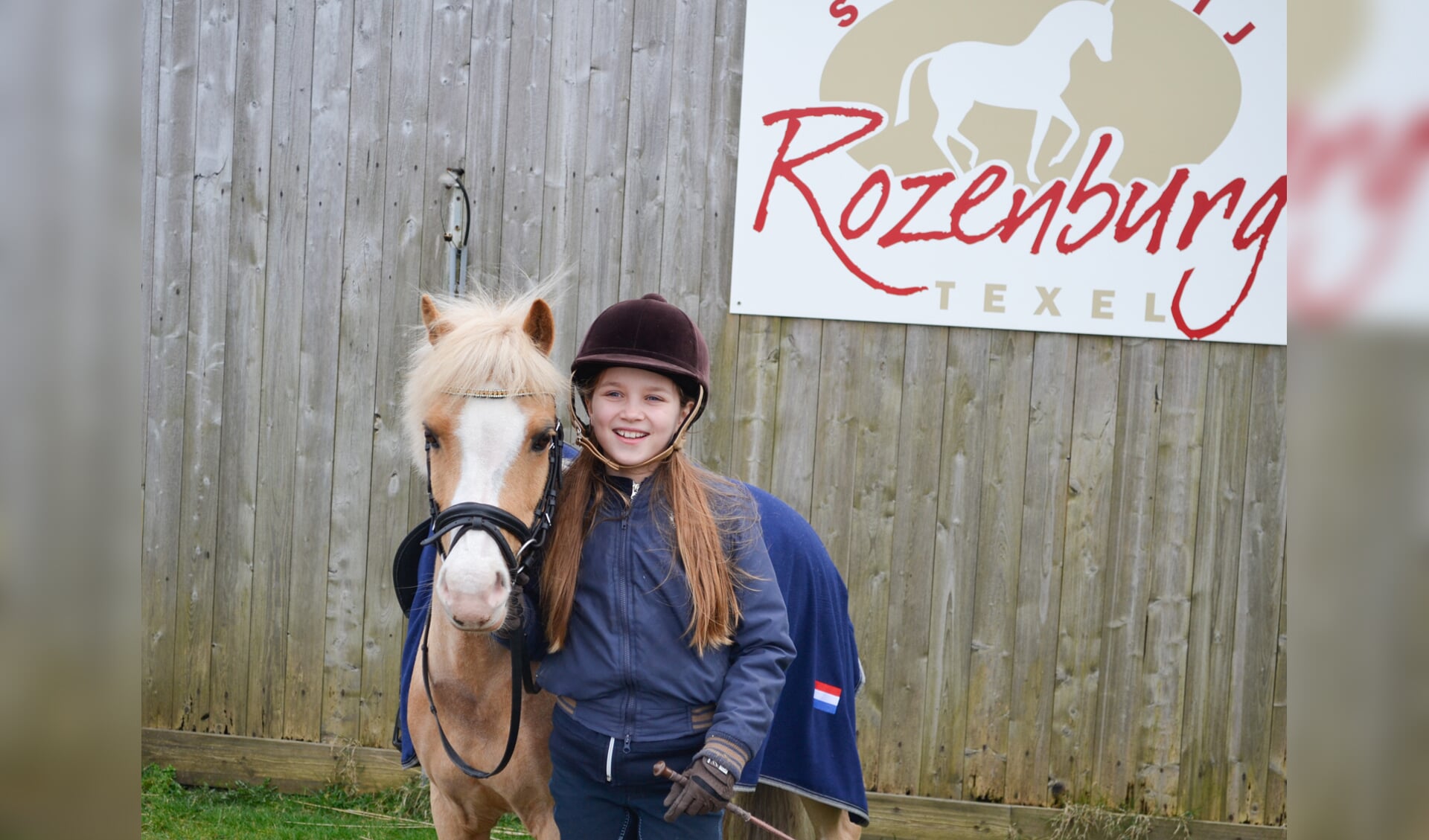 Imme Schraag samen met haar pony Whoopy (Foto: Adriaan van Liere).