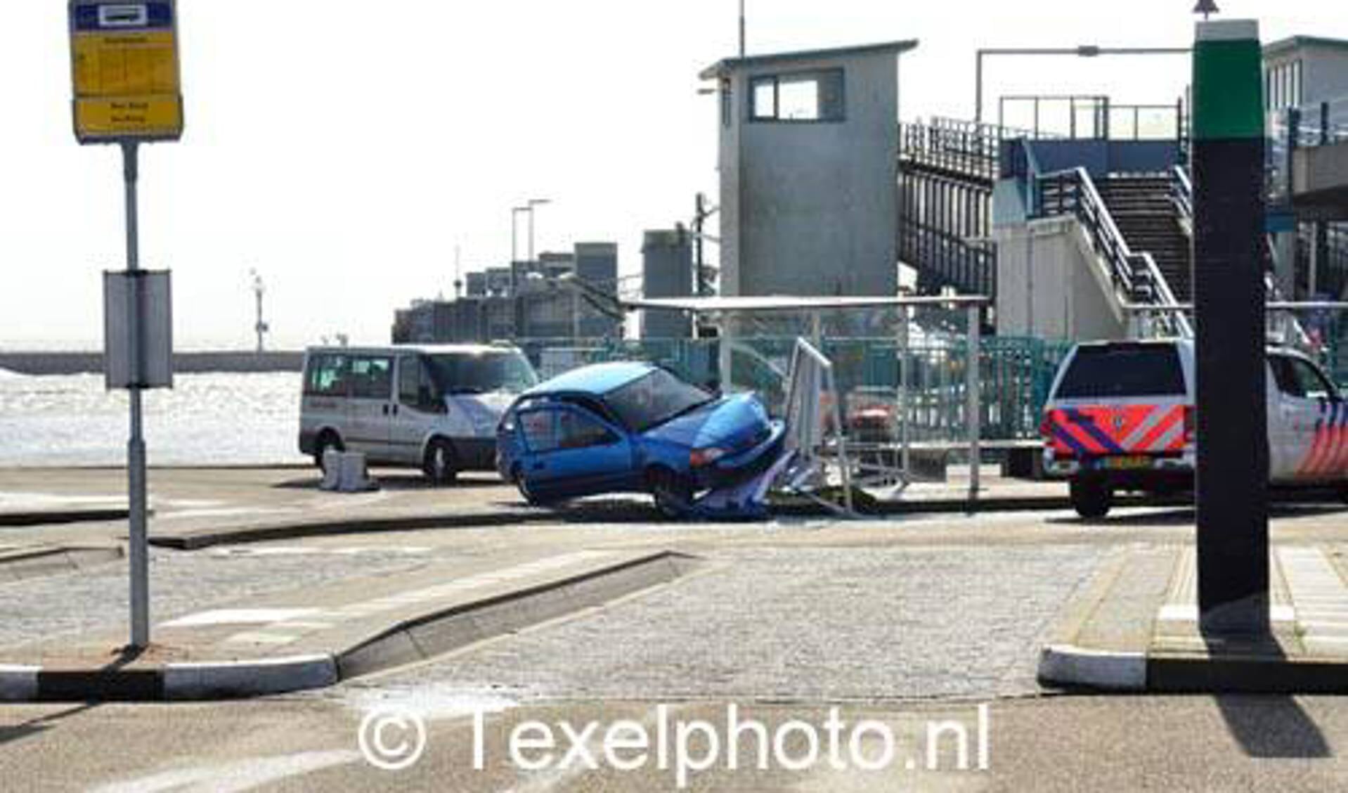 Een auto ramde zondag eerste paasdag een bushokje. Foto Marcel Winter/Texelphoto.nl