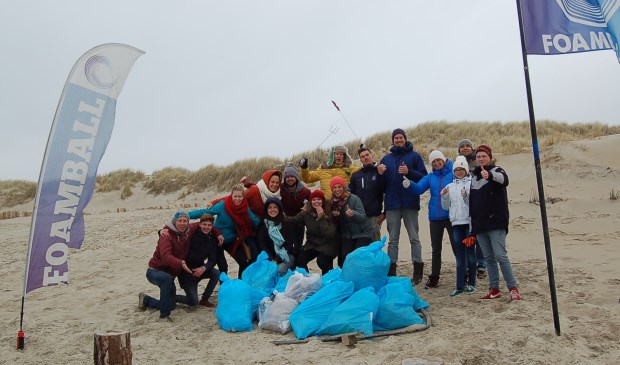 Het zwerfvuil dat van het strand werd gehaald.