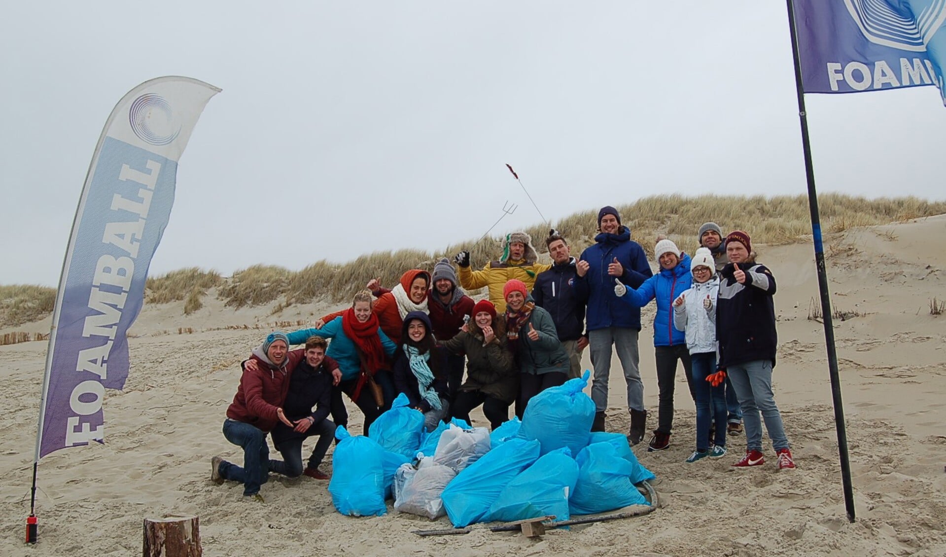 Het zwerfvuil dat van het strand werd gehaald.