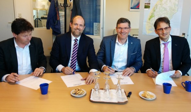 Wouter de Waal (VVV), Cees de Waal (TESO), Gerard van Veen (TOP) en burgemeester Michiel Uitdehaag tekenen het nieuwe contract voor de promotie van Texel als vakantie-eiland. 