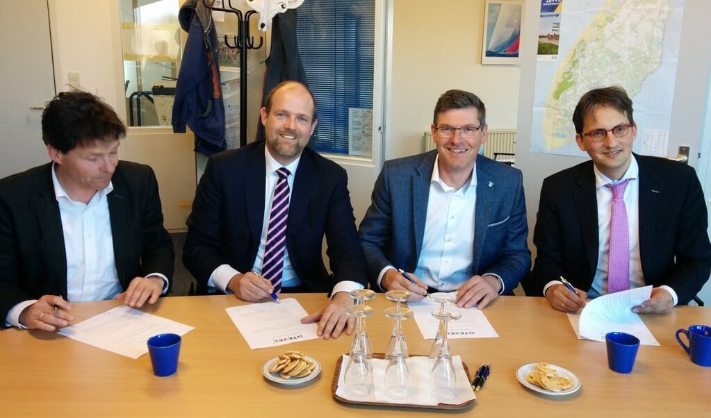 Wouter de Waal (VVV), Cees de Waal (TESO), Gerard van Veen (TOP) en burgemeester Michiel Uitdehaag tekenen het nieuwe contract voor de promotie van Texel als vakantie-eiland.