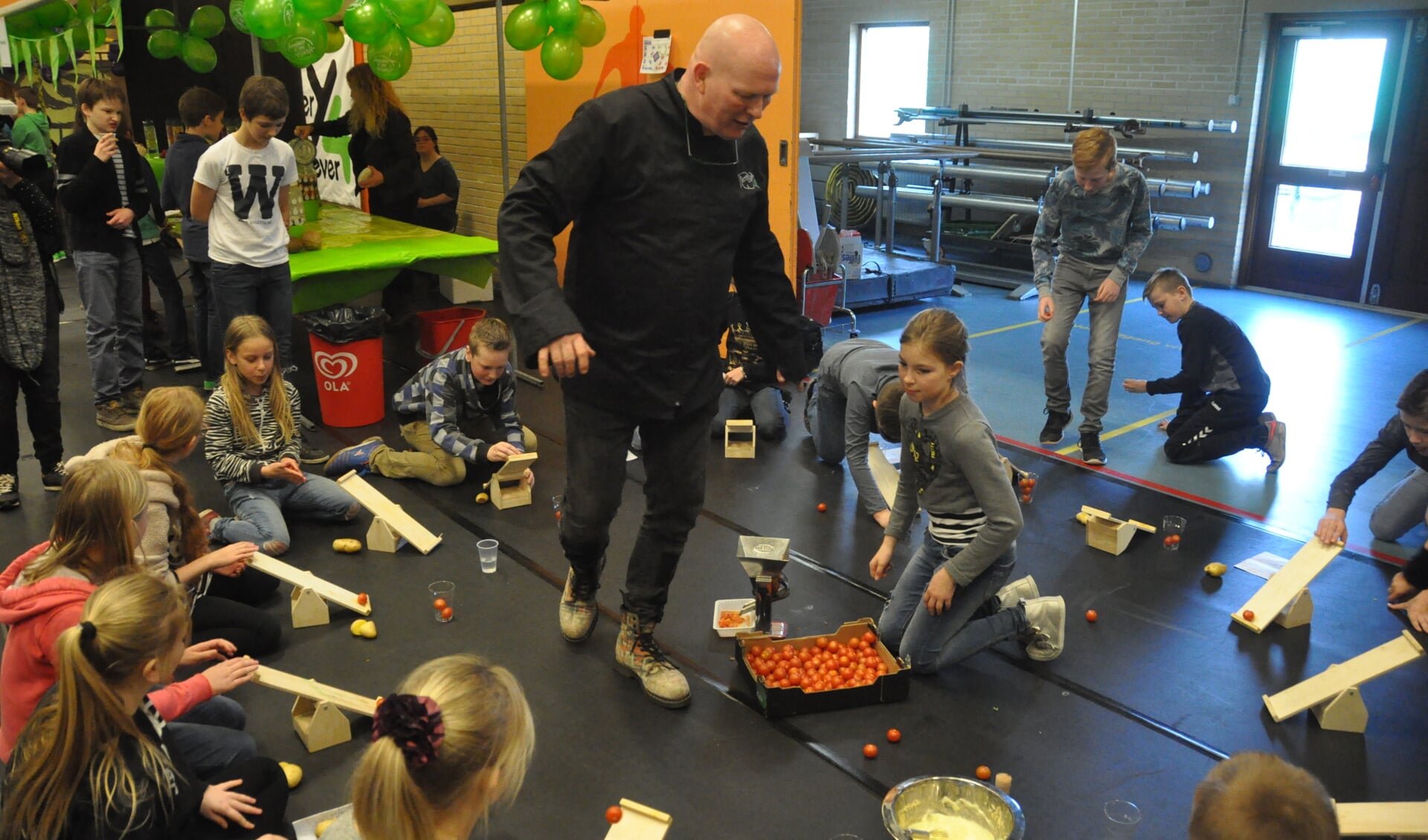 TV-kok Pierre Wind laat kinderen op geheel eigen wijze groente proeven.