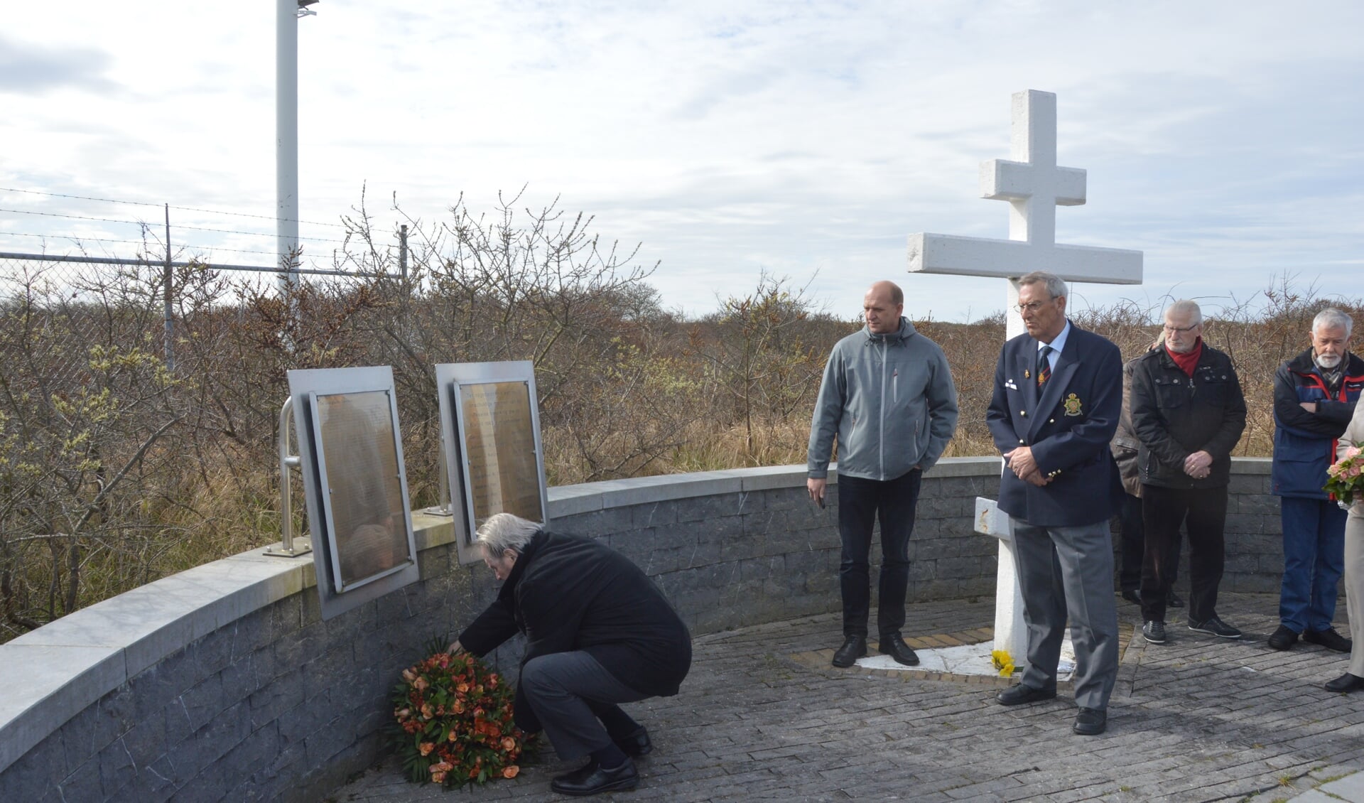 Cor Kievits die in 2016 bloemen legde bij het monument naast de Mok voor de Texelaars die op 6 april 1945 werden geëxecuteerd.