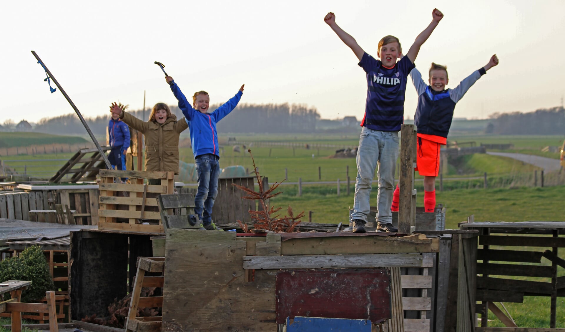 ier een foto van een paar kids die lekker aan het hutten bouwen zijn op de meierblis plaats van Oudeschild. Donderdagavond genomen. (Foto: Justin Sinner Pictures).