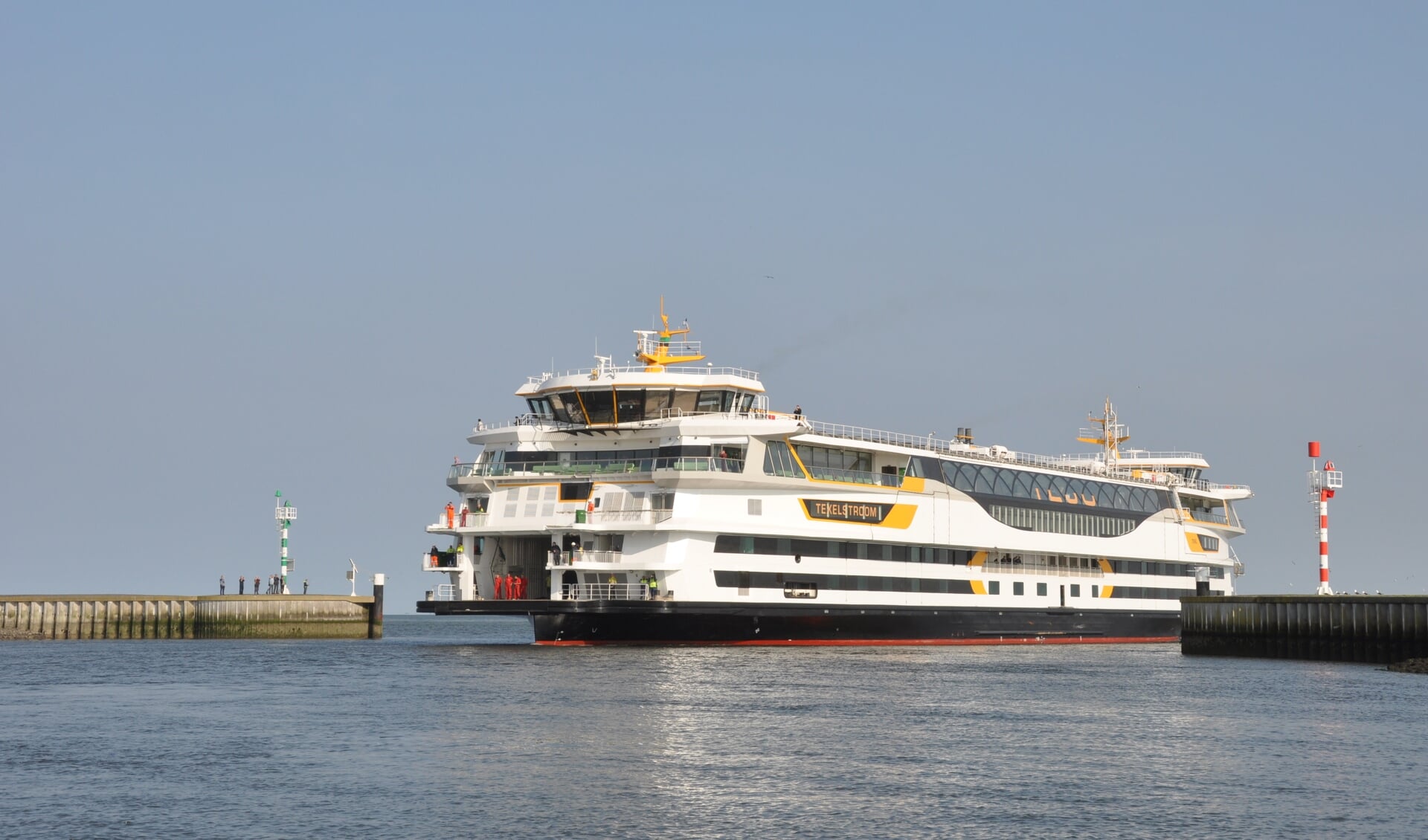 De Texelstroom vaart om kwart over zes voor het eerst de veerhaven op 't Horntje binnen.