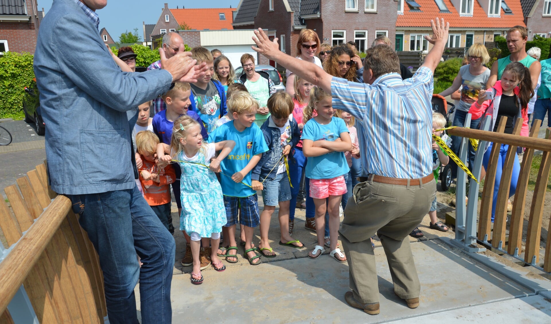 Piet Bolier van de gemeente moedigt de kinderen aan.