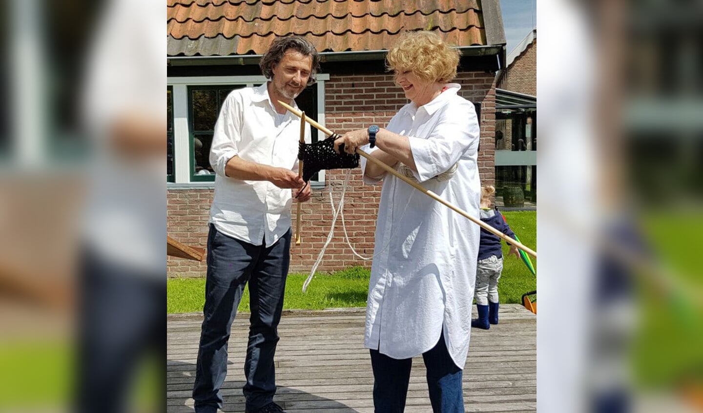 Met een gezamenlijk steekje openden Stella Ruhe en Maarten Roeper de tentoonstelling