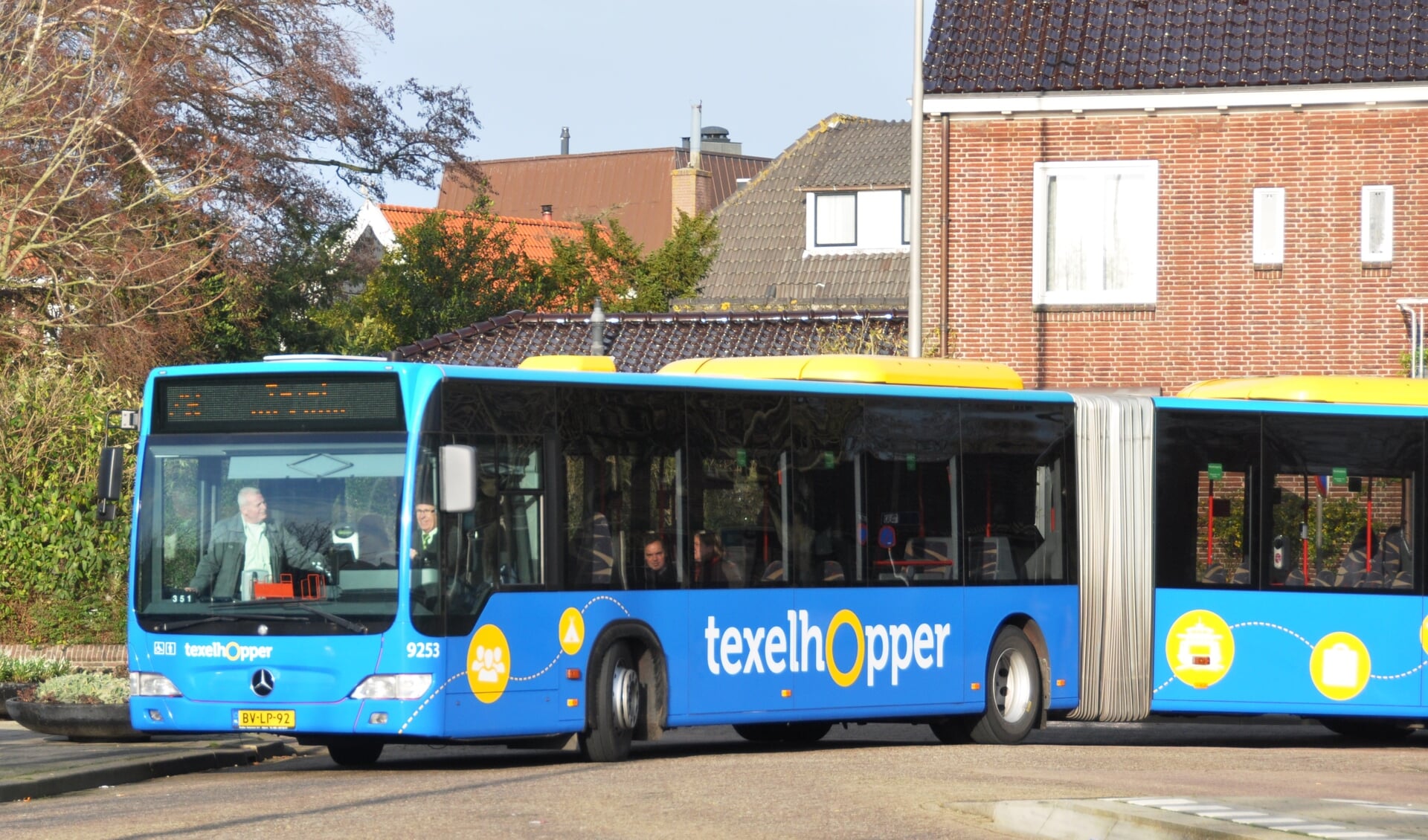 De Texelhopper arriveert bij de Elemert in Den Burg.