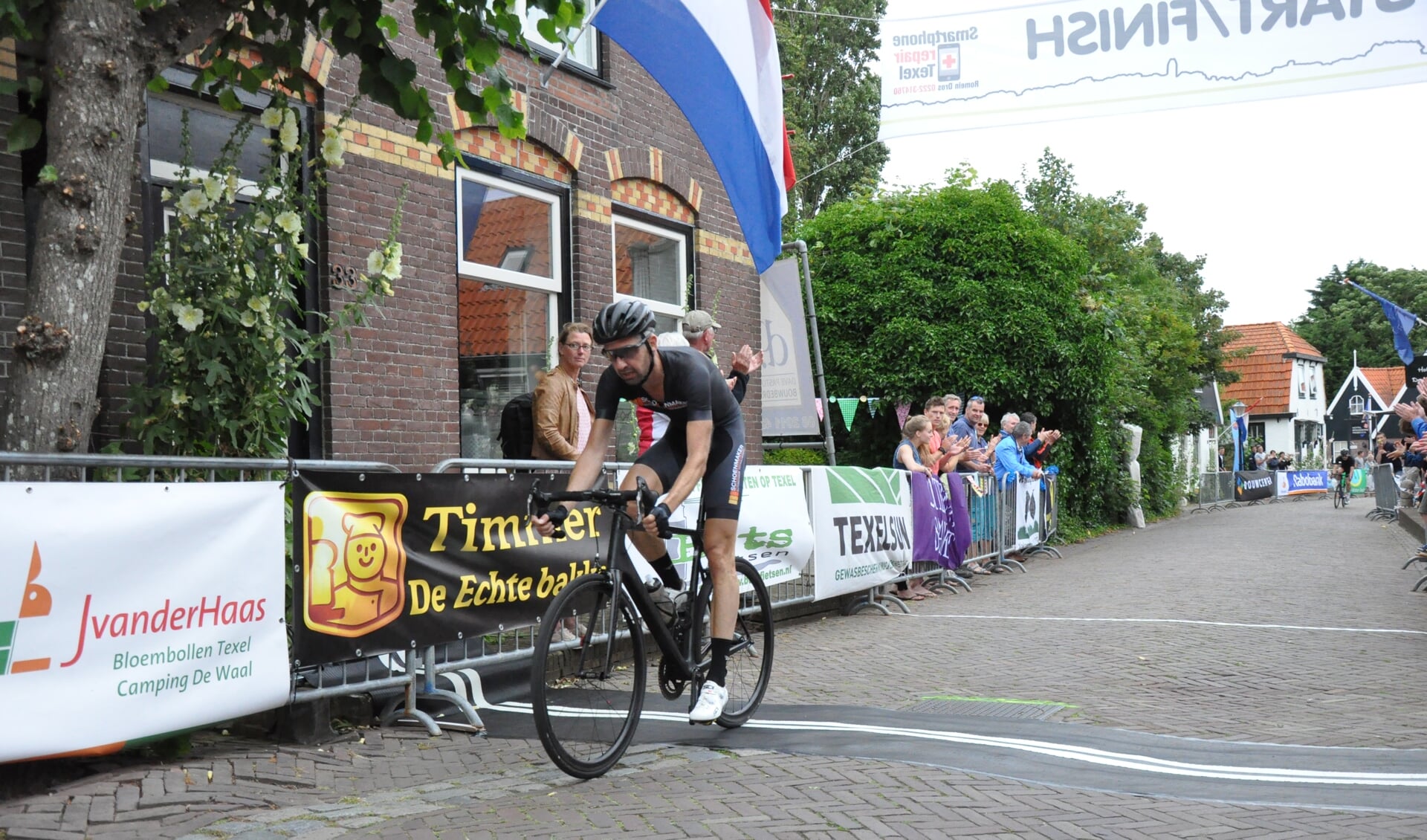 Jordy Vinke passeert de finish in De Waal. 
(Foto Willem Sangers)