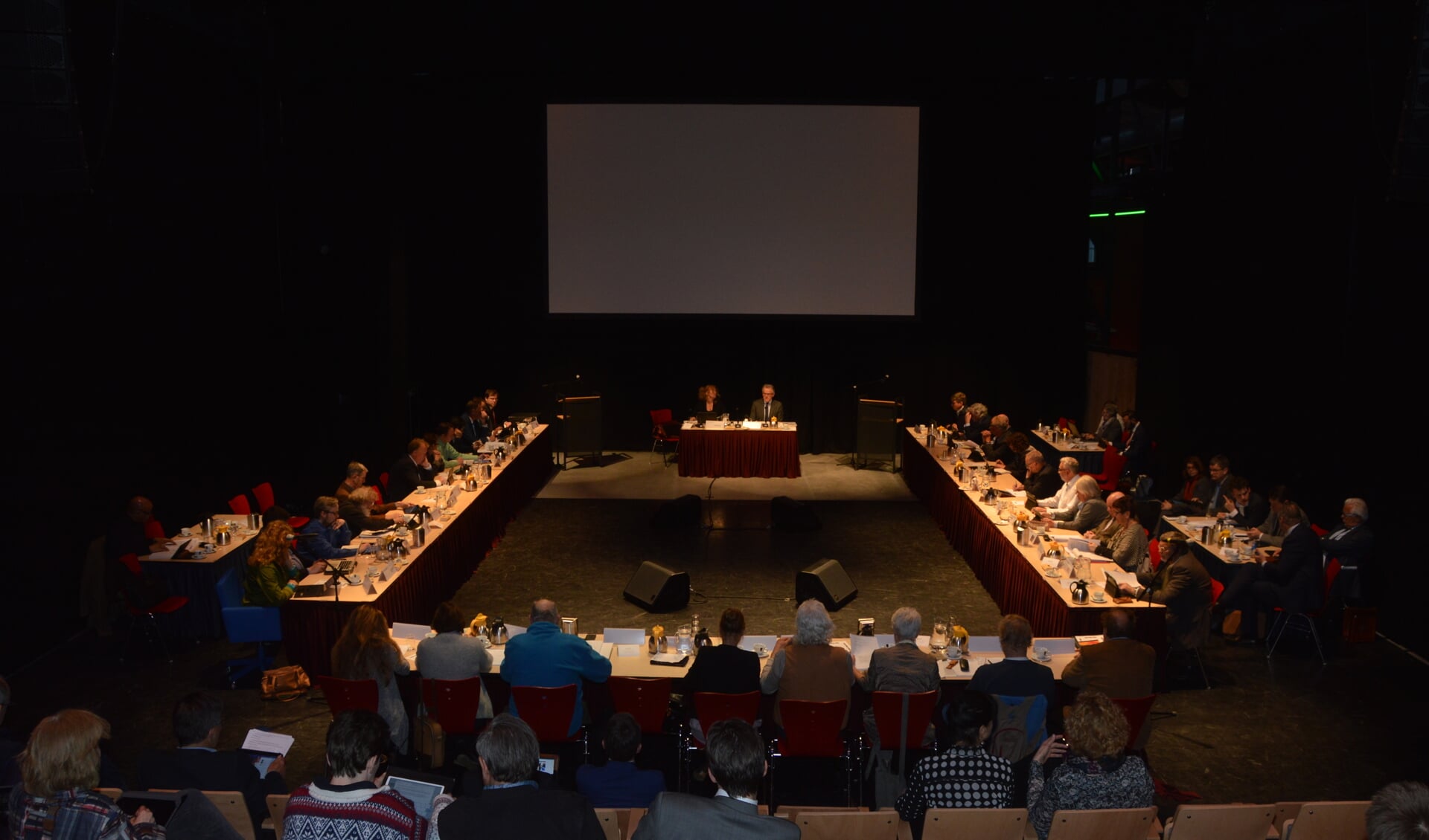 Bijeenkomst van de regionale raadscommissie in Den Helder. Om tafel raadsleden van Texel, Den Helder, Hollands Kroon en Schagen.