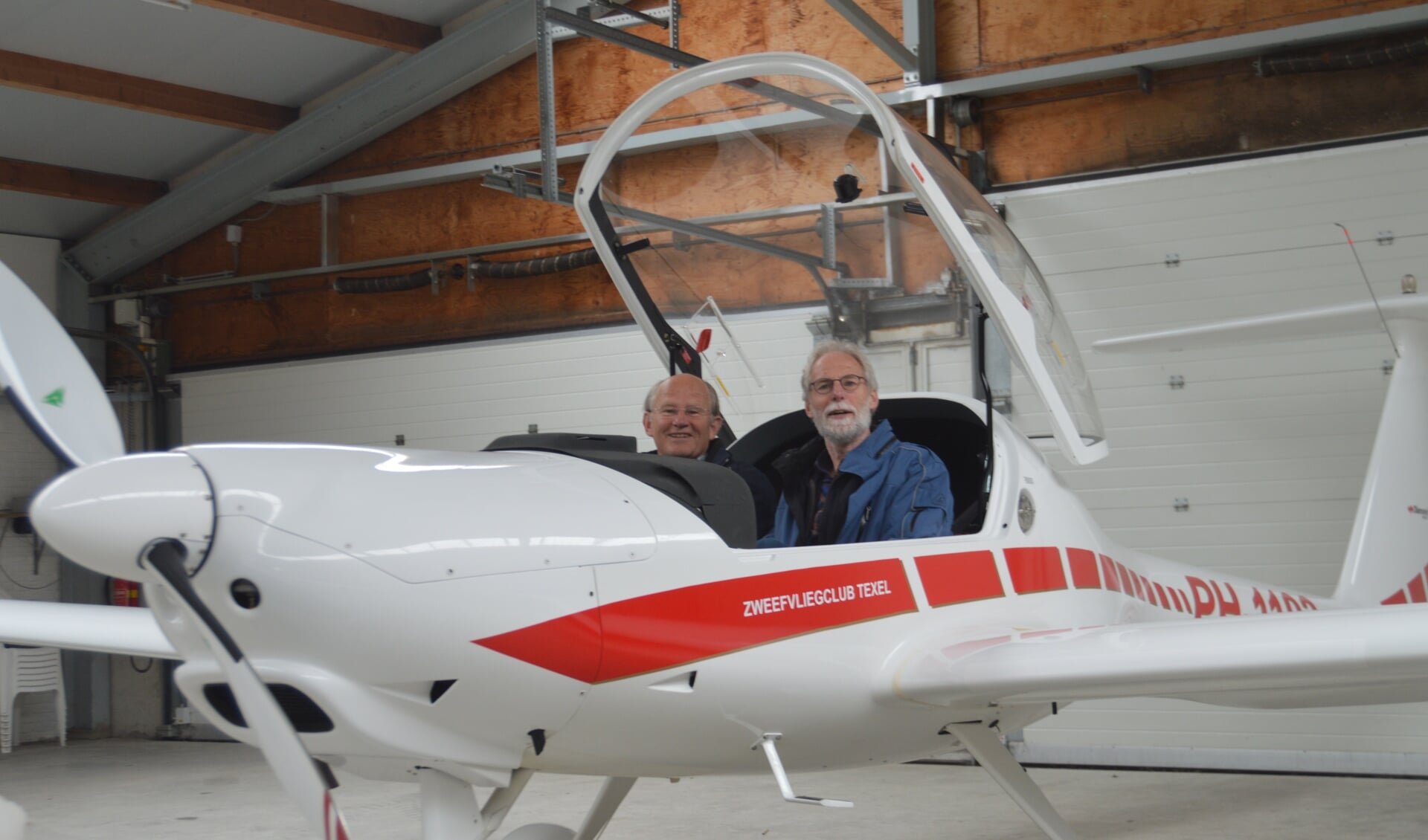 Sjaak Hofstra en Jan Frederici in de nieuwe 'kist' van Motorzweefvliegtuigclub Texel.