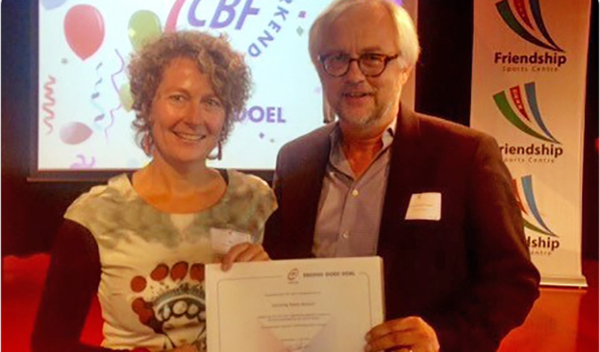 Fedde Koster, lid van de Raad van Toezicht van STM, neemt het nieuwe certificaat in ontvangst van directeur Roline de Wilde van het CBF.