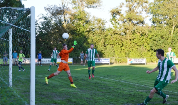 <p>De derby in 2016. Morgen treffen de teams elkaar in Oosterend.</p>