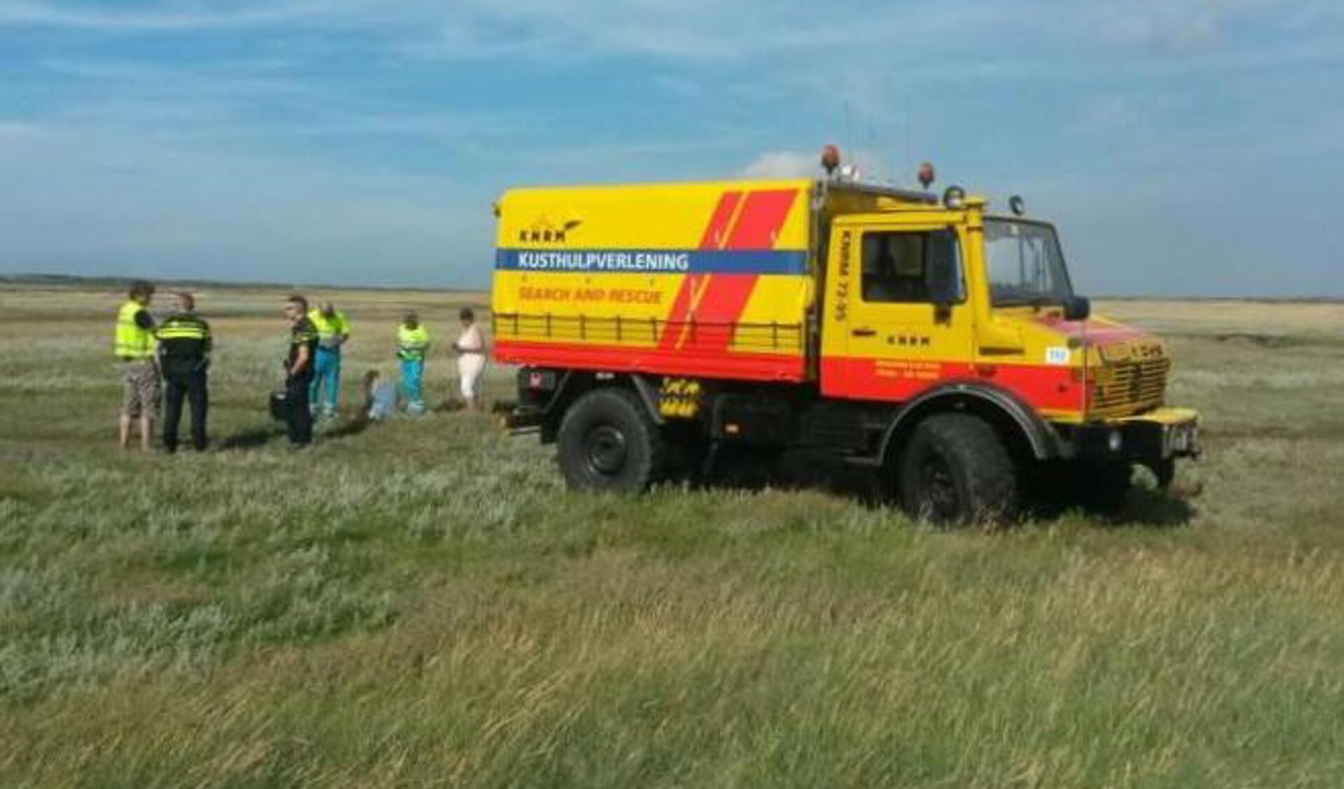 Ambulance, politie en KNRM ontfermen zich over de gewonde vrouw. (Foto KNRM Texel)