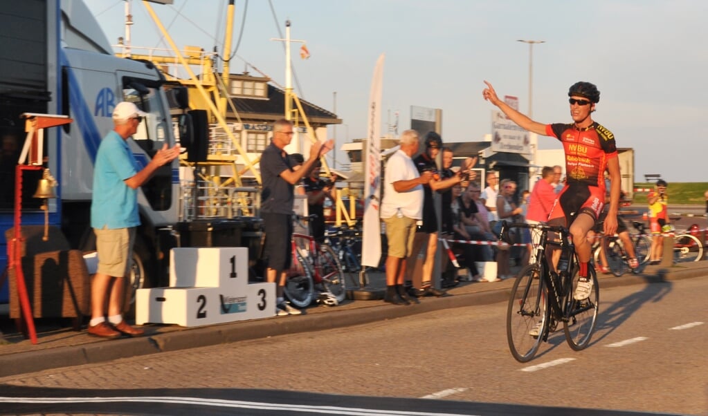 Luuk van der Meer wint de Ronde van Oudeschild.