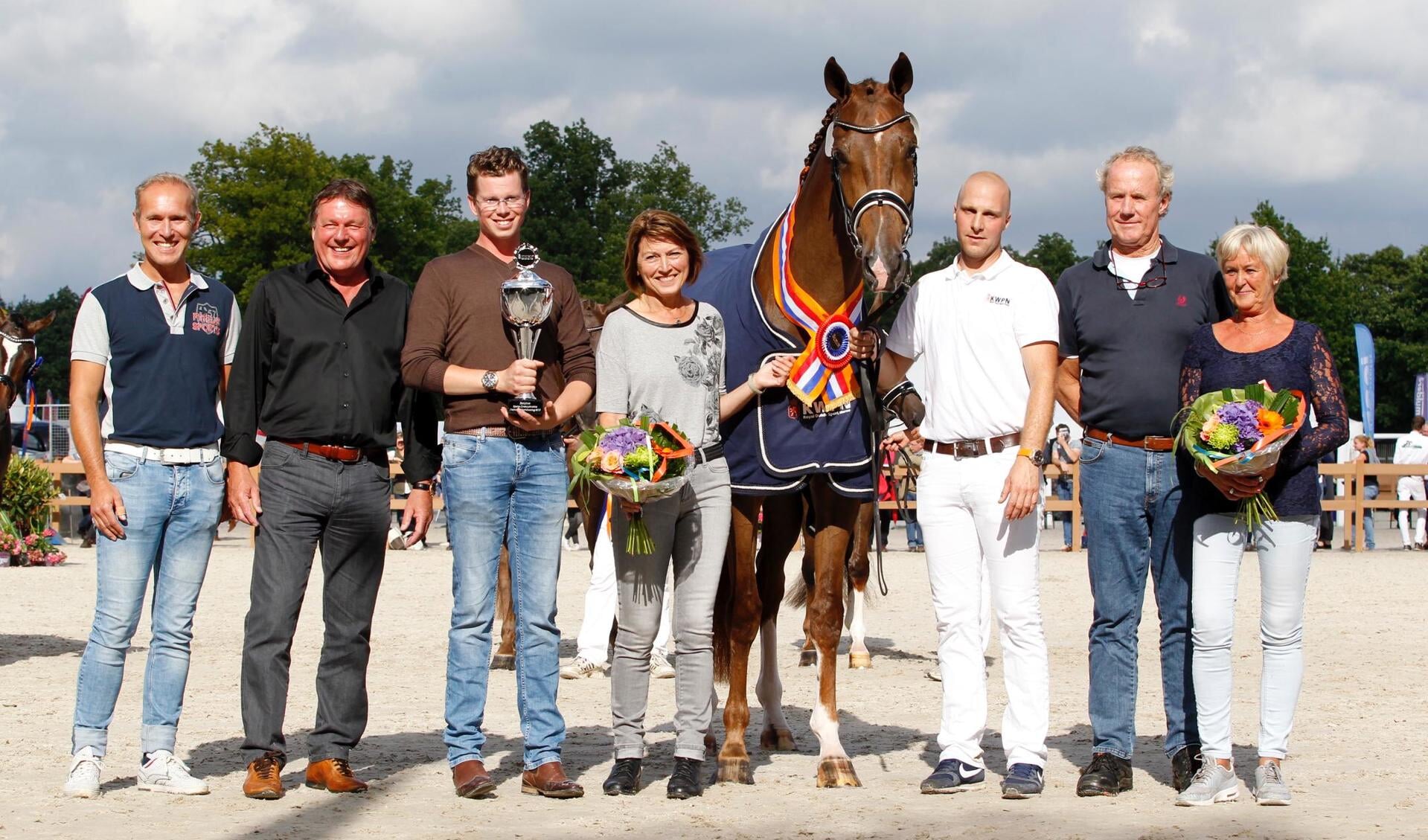 Van links naar rechts: Seth Bosman, Jacques Lemmens, Robin van Lierop, Saskia Lemmens en Willem en Annemarie van der Linde. (Foto Melanie Brevink van De Paardenkrant-Horses.nl)