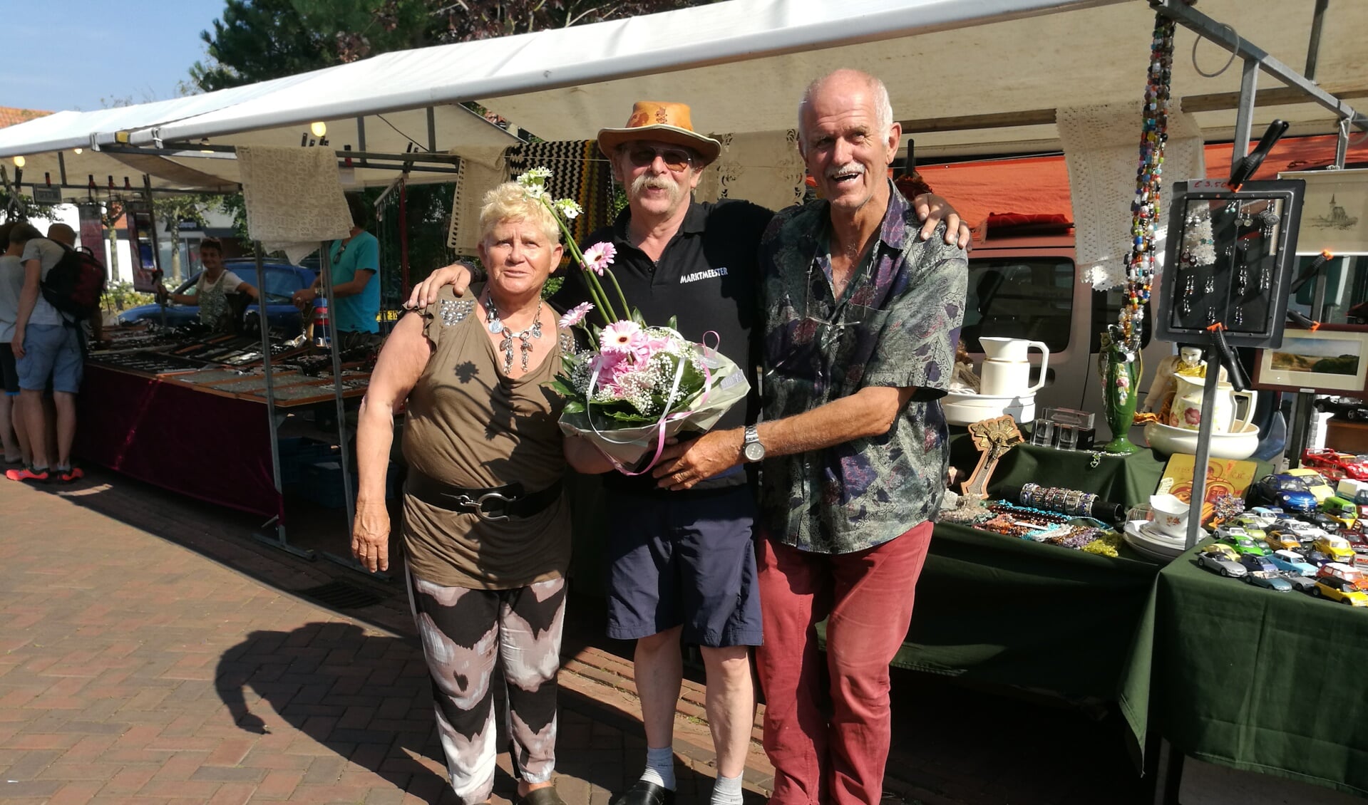 Jan en Ludy met tussen hen in marktmeester Joop de Jong.