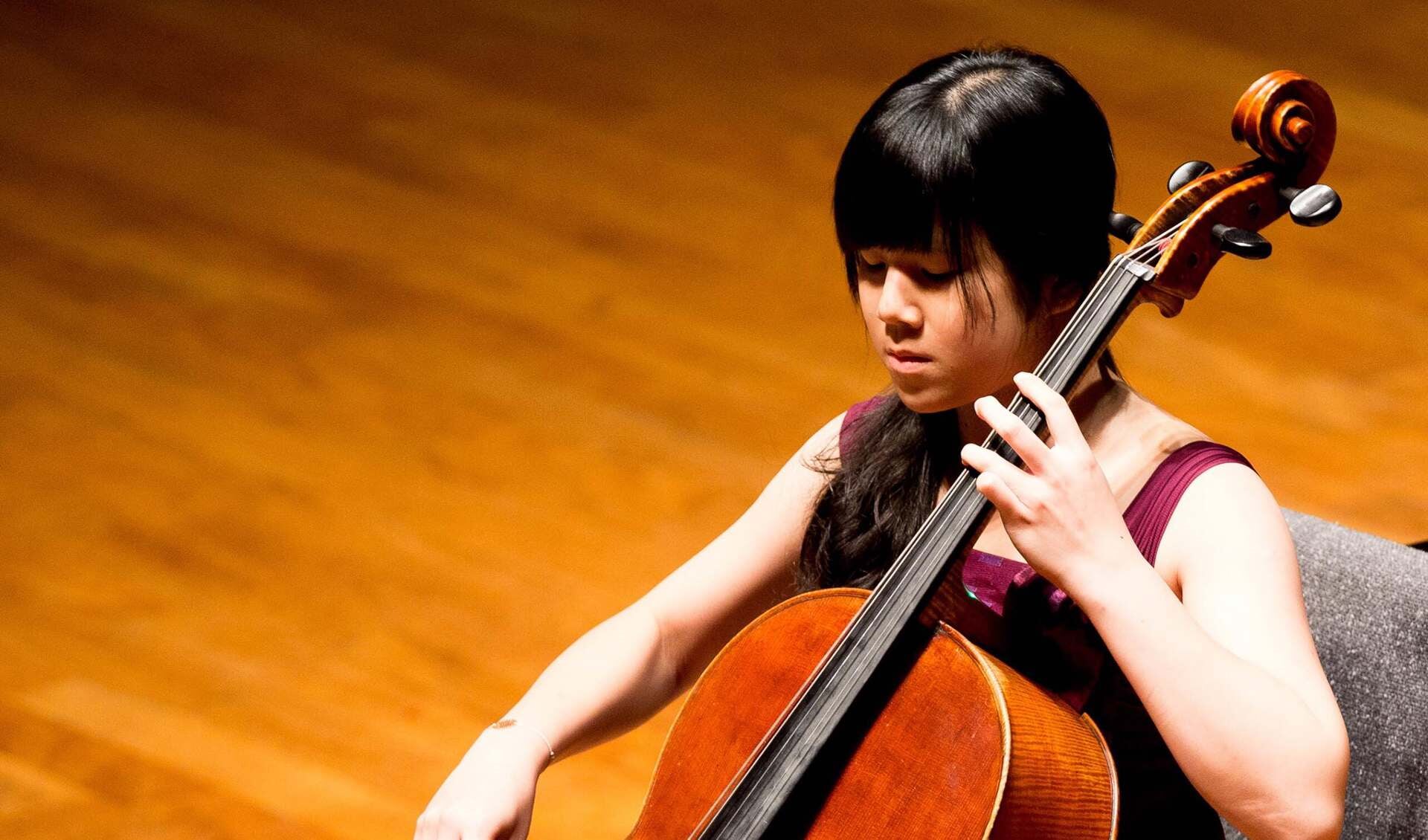 De Taiwanese celliste Ssu-Yang Yu, één van de musici die optreden in het Hoornder kerkje. 