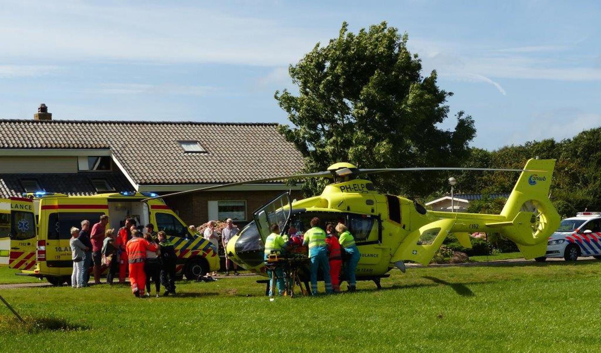 De traumaheli landde nabij De Cocksdorp na een ongeval met een paard. (Foto Henk Leyen)