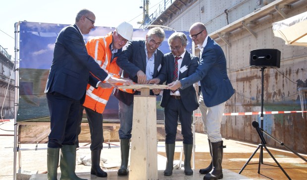 Bestuurders gingen in het scheepsdok in Oudeschild de strijd aan tegen het stromende water.
