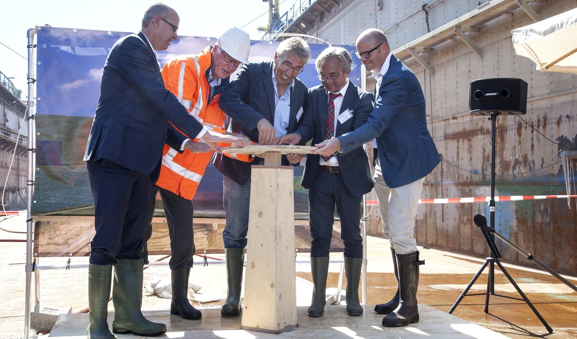 Bestuurders gingen in het scheepsdok in Oudeschild de strijd aan tegen het stromende water. 