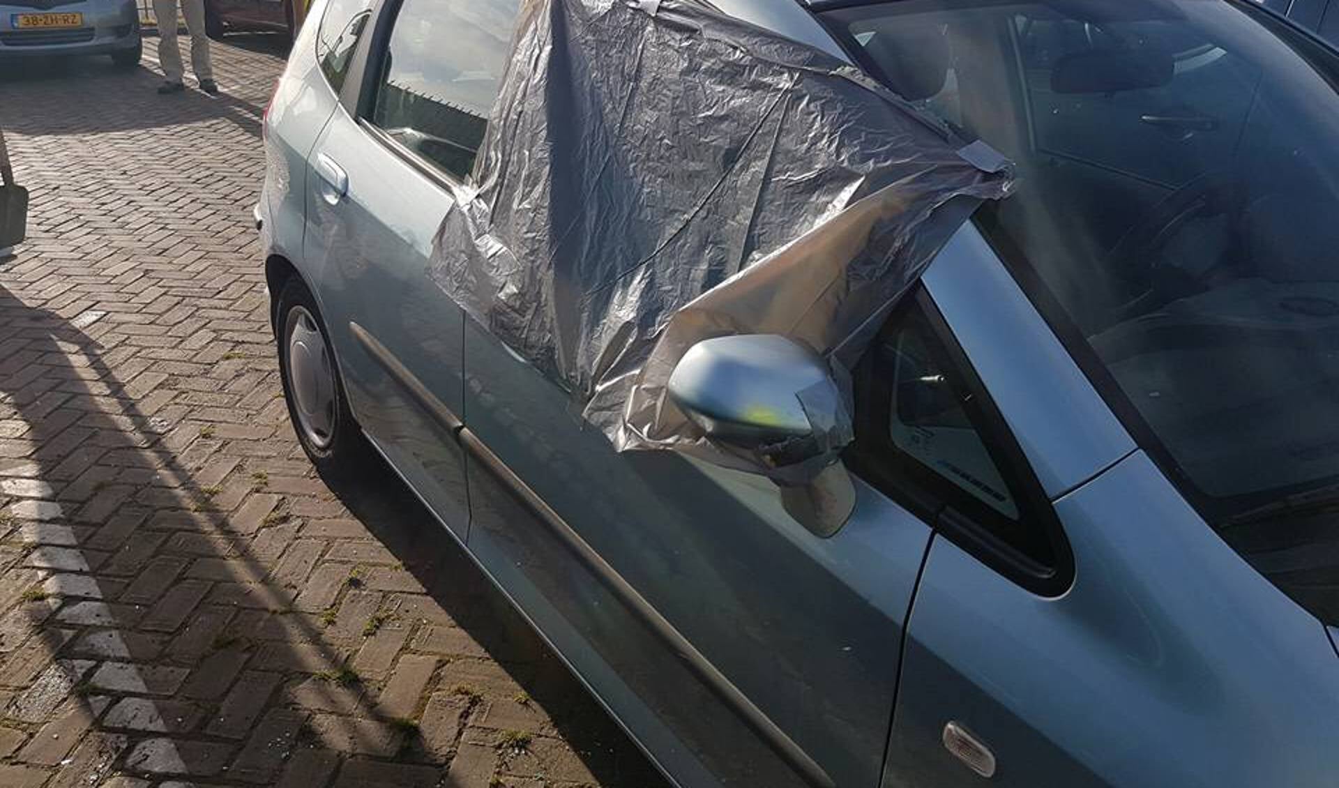 Een ingeslagen ruit op het parkeerterrein bij de boot in Den Helder. (Foto Facebook Politie Den Helder)