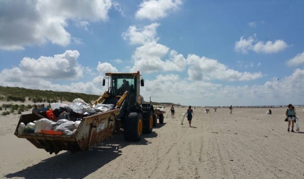 Ruimen van de rommel van het strand op Texel in augustus. (Foto Stichting De Noordzee)