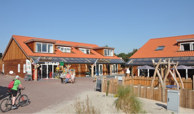 De nieuwe supermarkt, het nieuwe restaurant en de nieuwe speeltuin van Dennenoord.