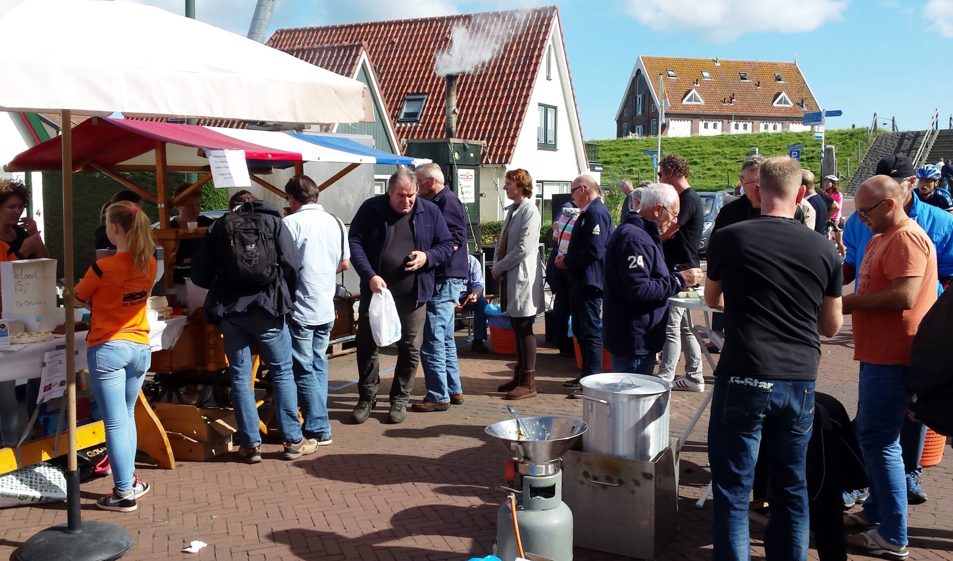 De verkoop van vis in de Heemskerkstraat in 2015. (Foto Frans  Coevert)