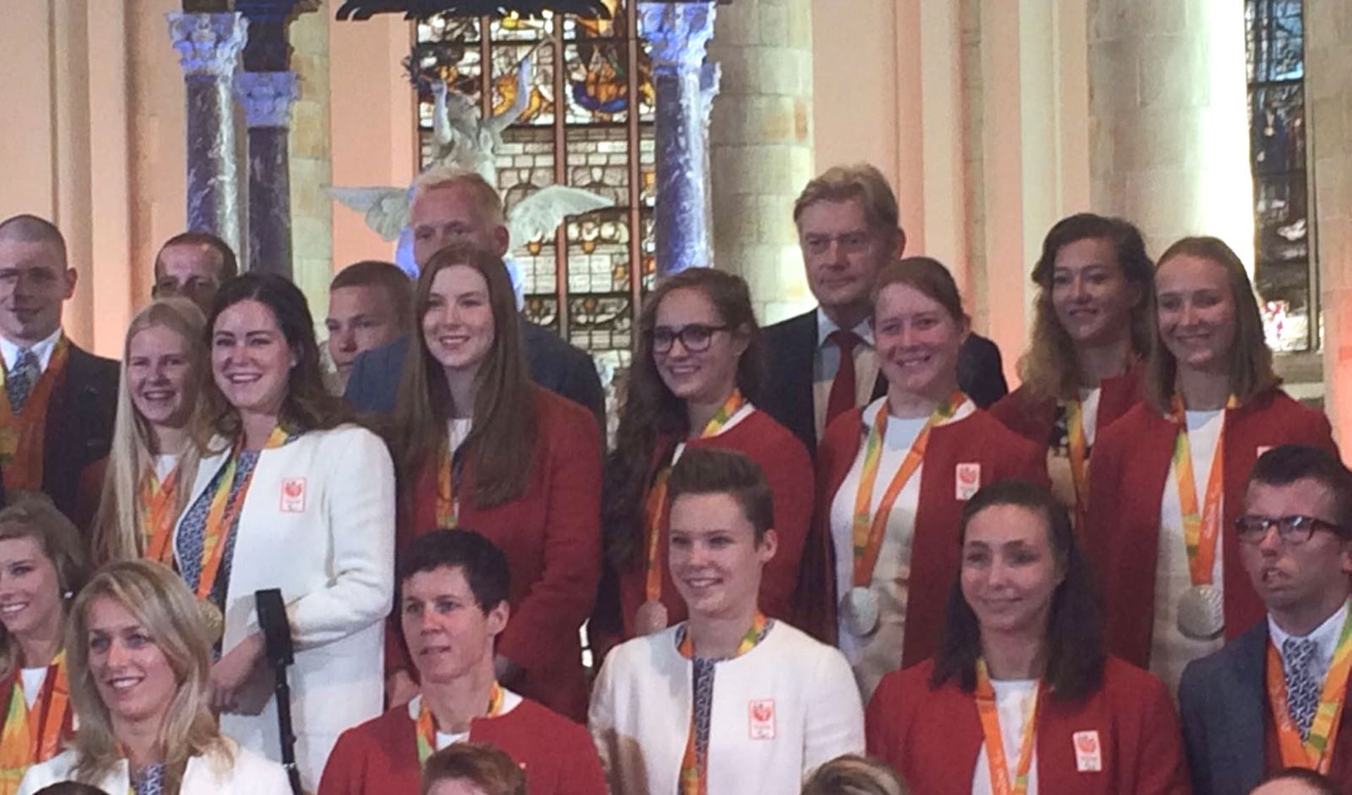 Groepsfoto van de paralympiërs in Den Haag. Larissa staat pal naast staatssecretaris Martin van Rijn. (Foto Aron Zeeman)