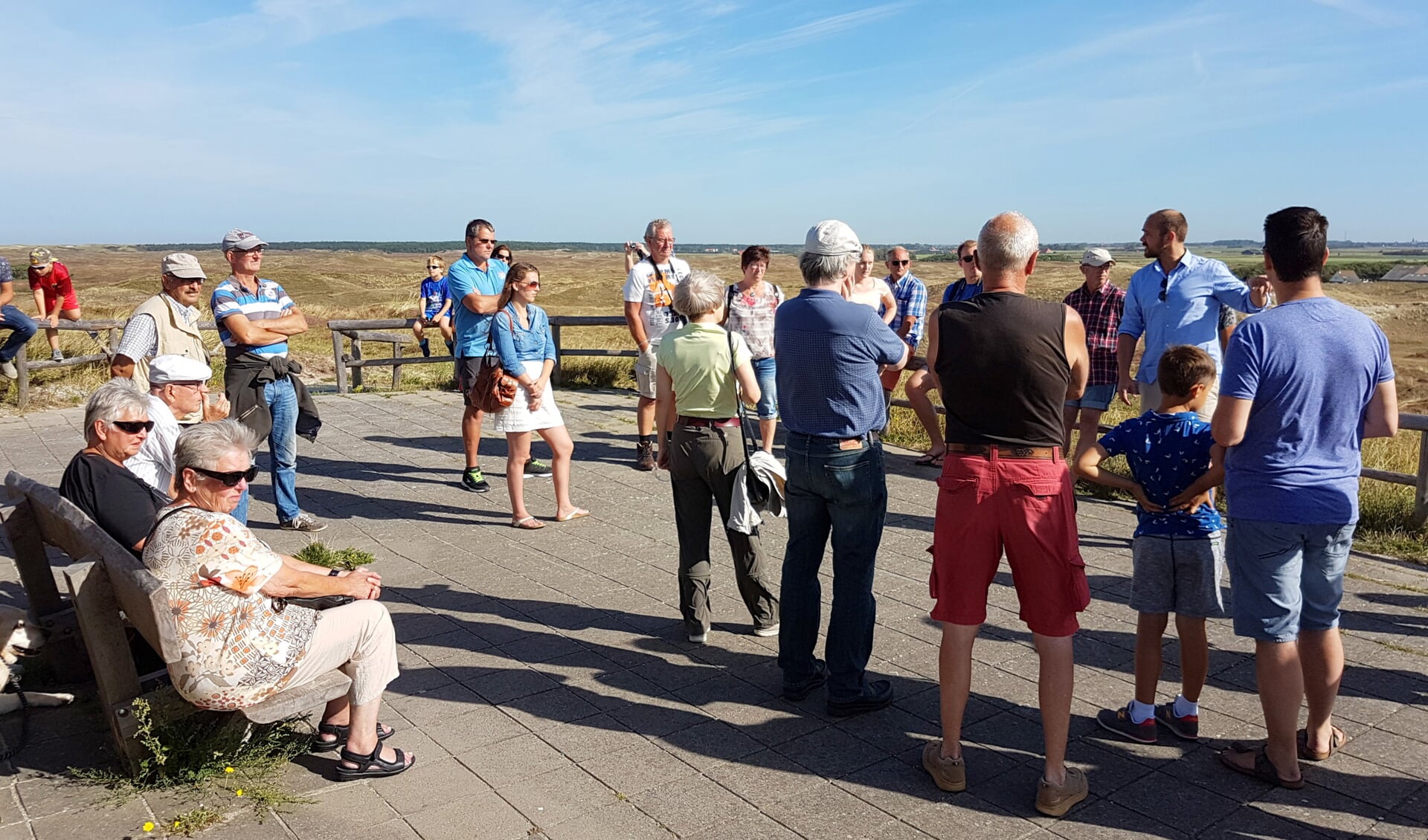 Bezoekers van Open Monumentendag luisteren bij de bunker naar de presentatie van Serge Blom. 
(Foto Jos Berbee)