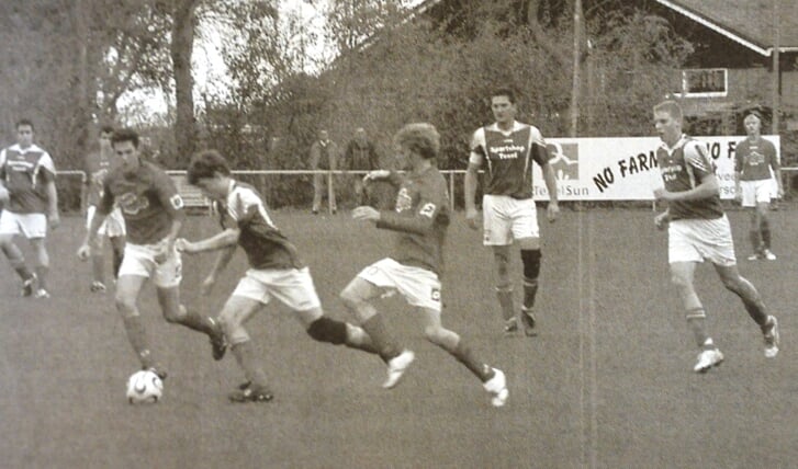 Vervlogen tijden: de derby tussen Oosterend en De Koog in Oosterend op zondag 4 november. Uitslag toen: 2-2. (Foto Archief Texelse Courant)
