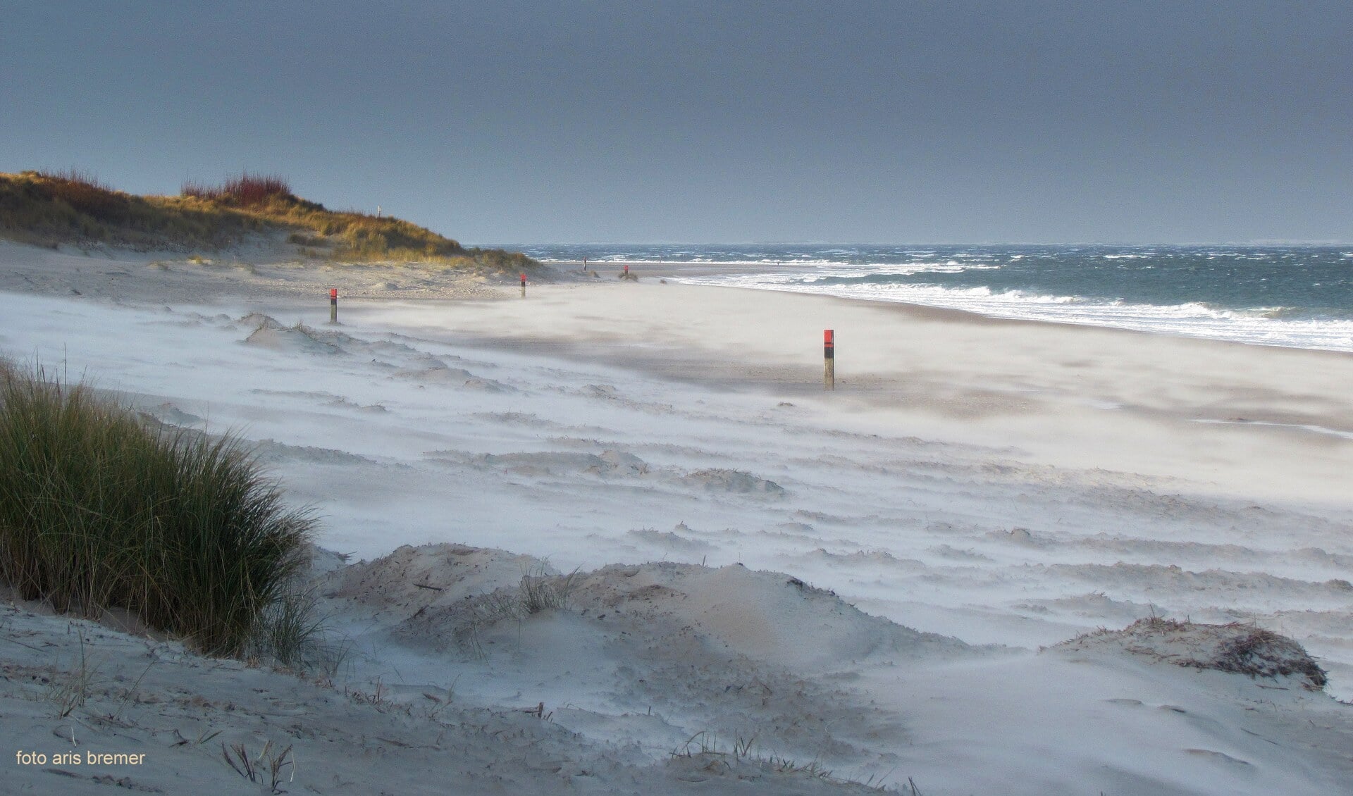 Storm op het strand bij Kaap Noord, vereeuwigd door Aris Bremer.