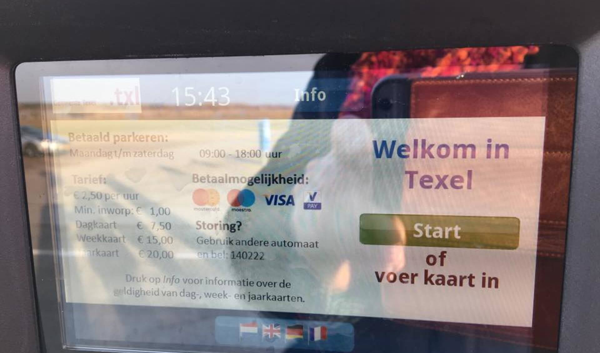 De parkeermeter bij Paal 12 met 'Welkom in Texel'. (Foto Anita Witte)