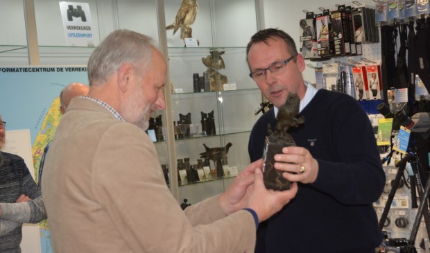 Marc Plomp van het Vogelinformatiecentrum overhandigt de trofee aan Giel Witte.
