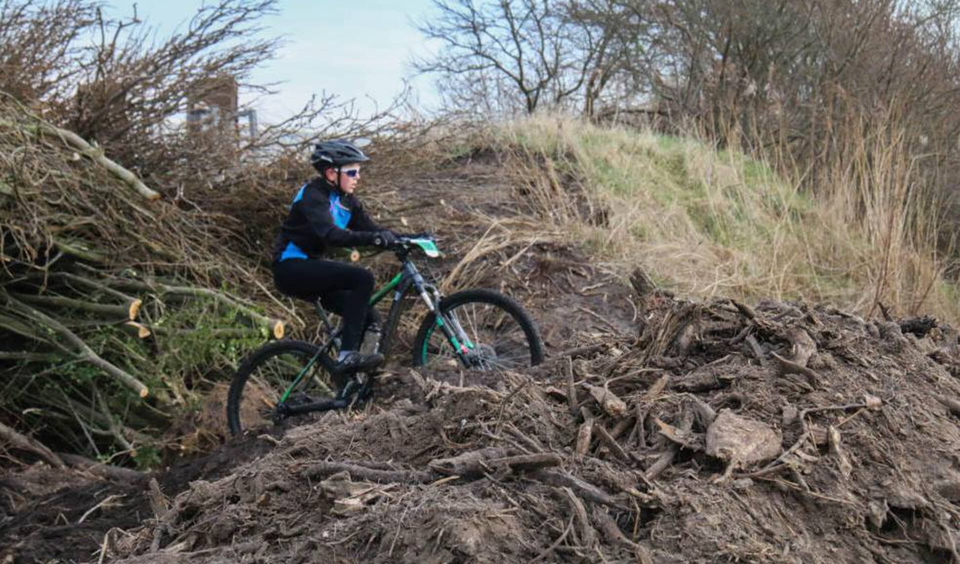 Mountainbiken over het land aan de Rozendijk in 2017.