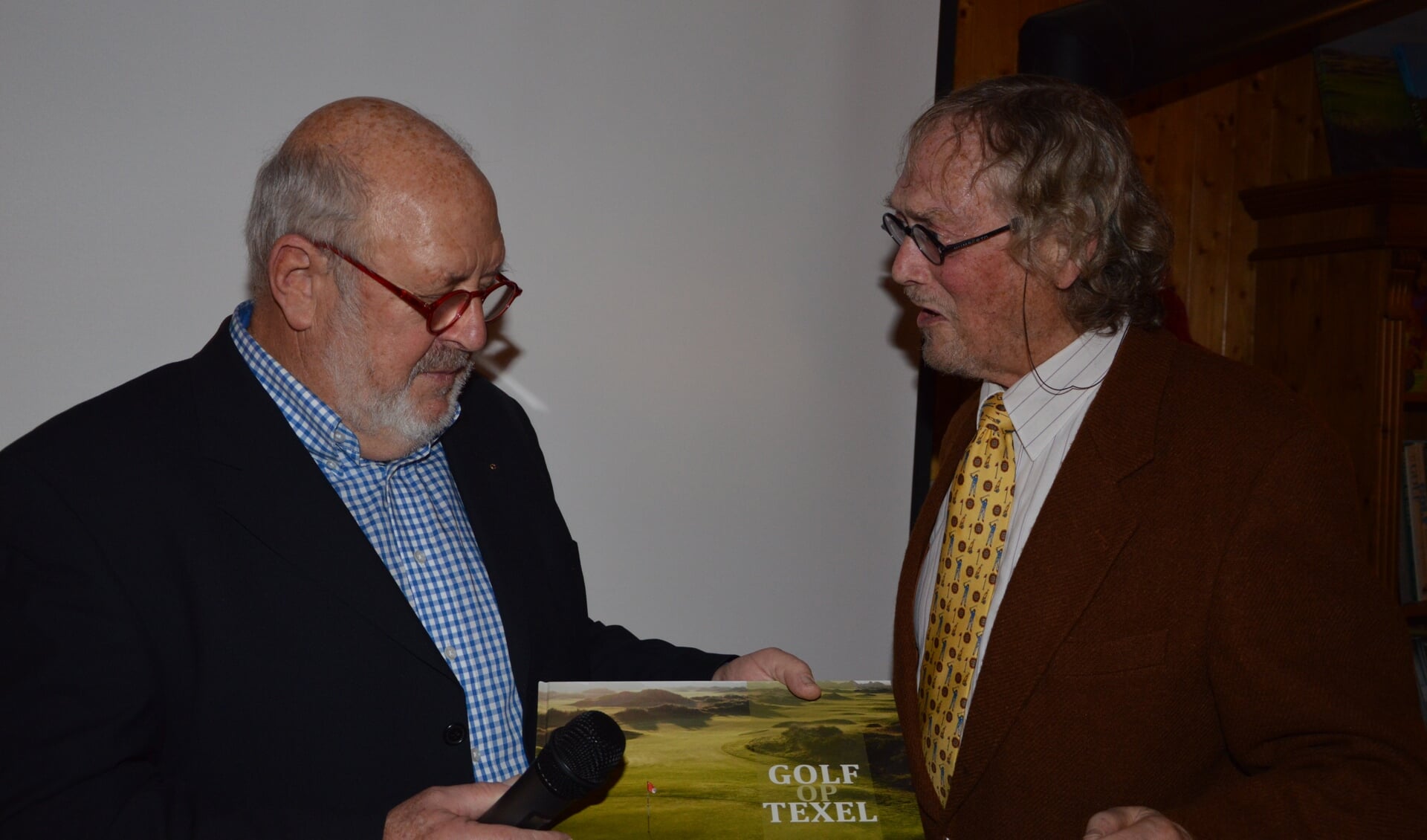 Schrijver Jan Heemskerk (rechts) overhandigt het eerste exemplaar van het boek aan Martin Warnaar, oud-directeur van De Krim. 