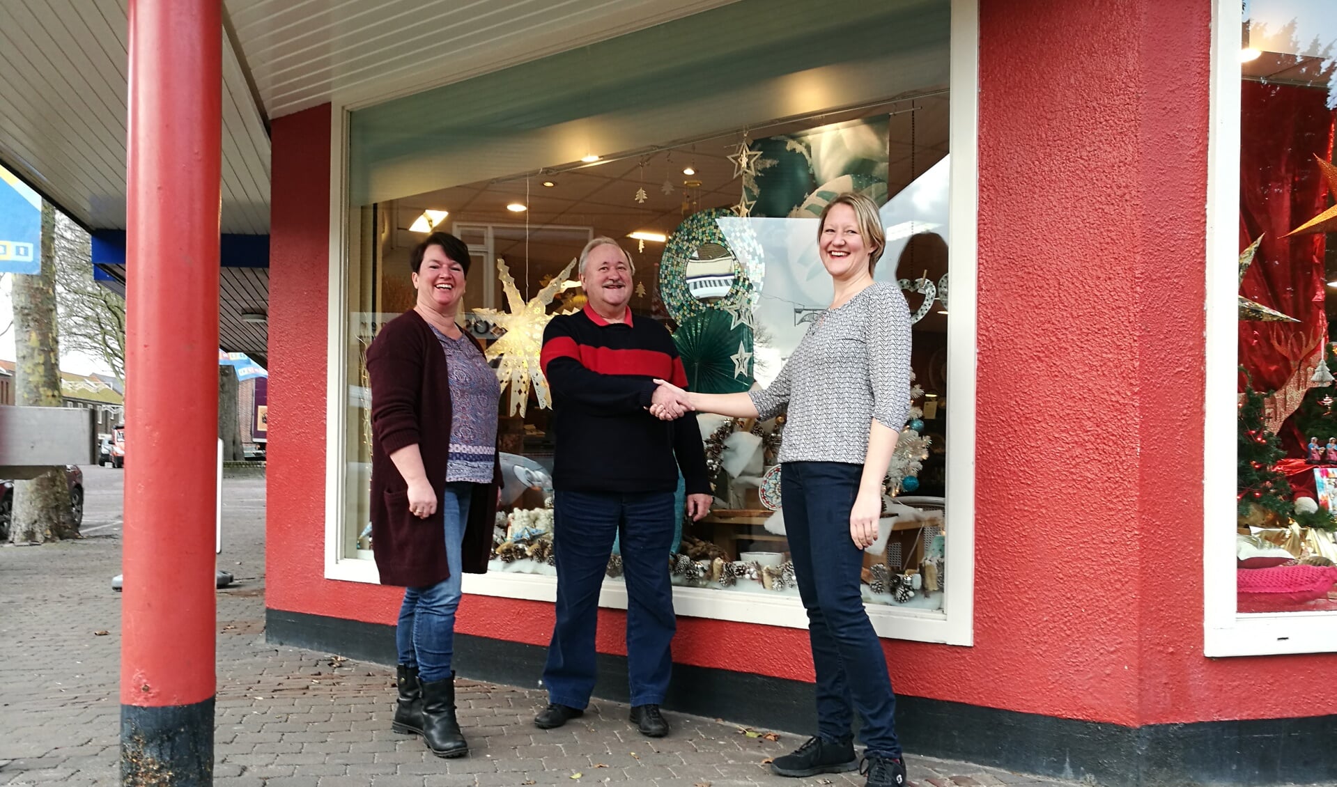 Lotte van de Belt van Den Burg winkelhart van Texel, feliciteert Hans Leushuis en Evalien Smit. (Foto: Job Schepers)