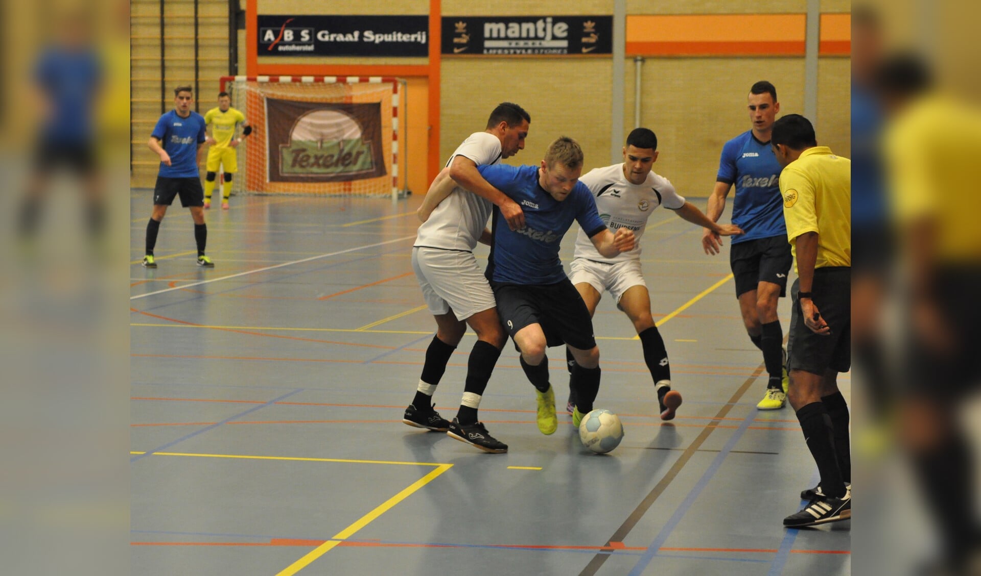 Pieter Jan Eelman strijdt met twee man van Leekster Eagles om de bal. (Foto Willem Sangers)