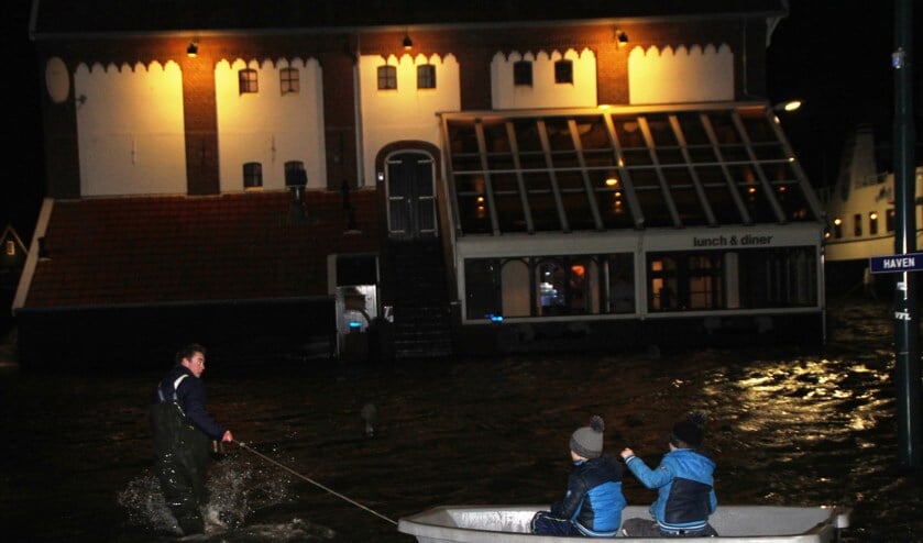 Van de nood en deugd maken, er was het nodige plezier op de haven. (foto: Fup Boon).