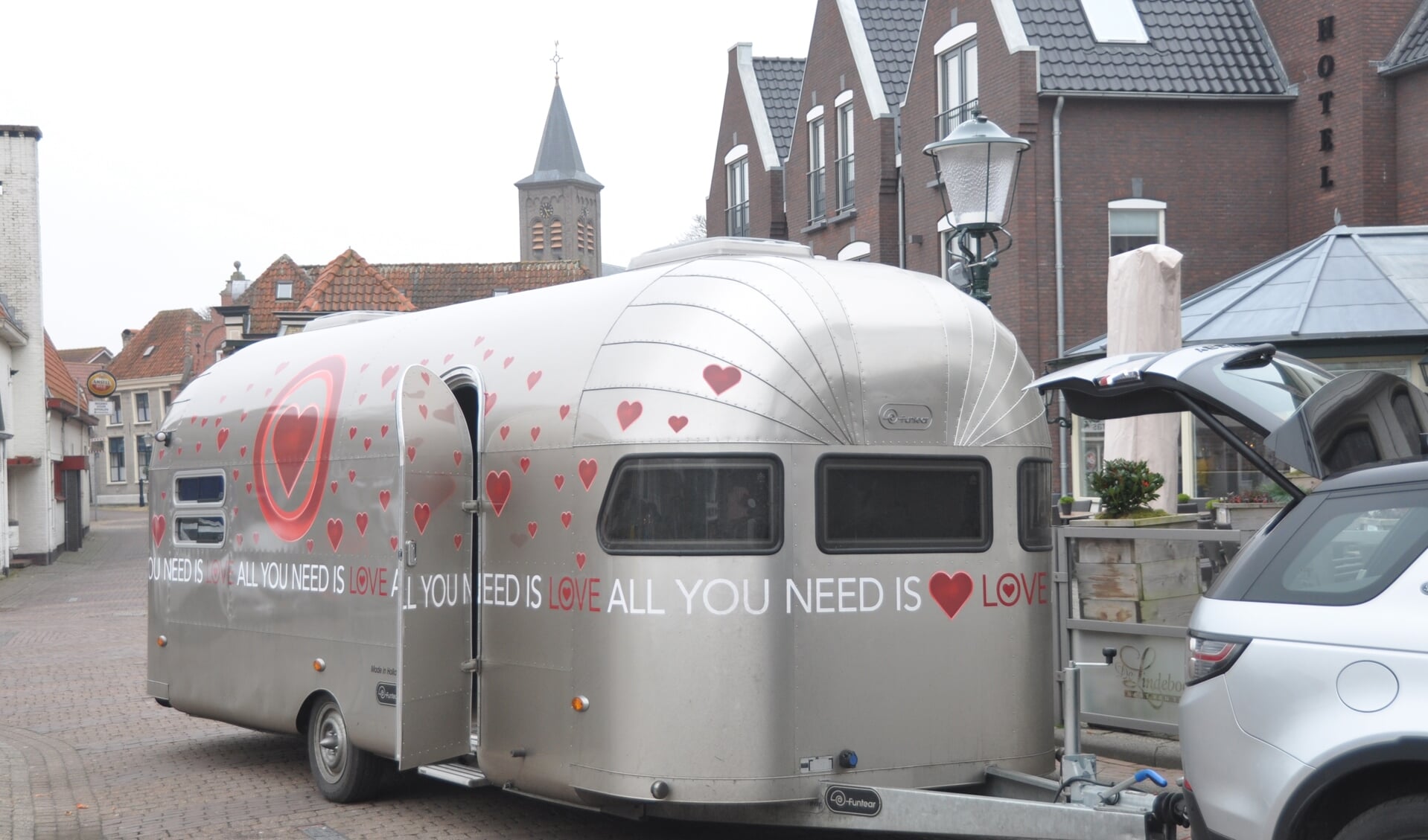 De caravan van All You Need Is Love bij De Lindeboom.