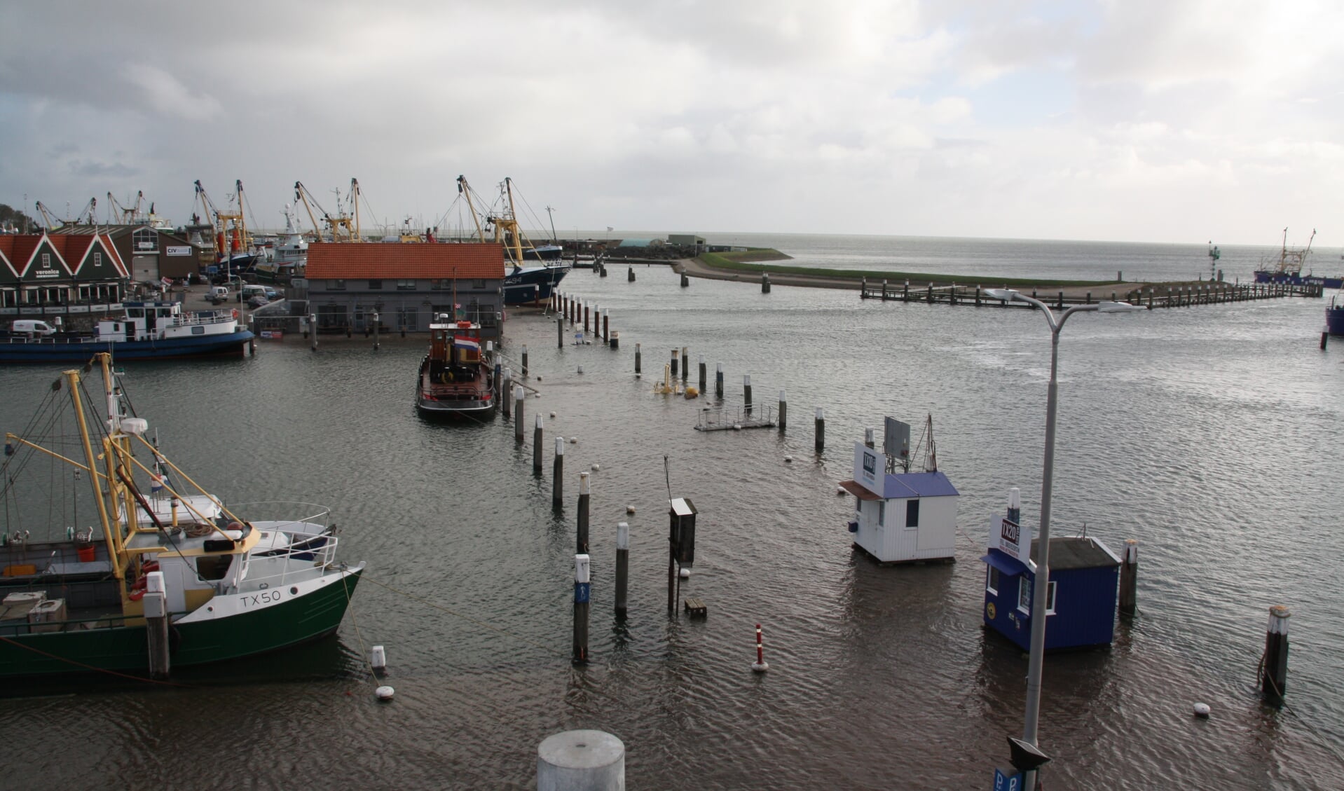 De haven van Oudeschild onder water.