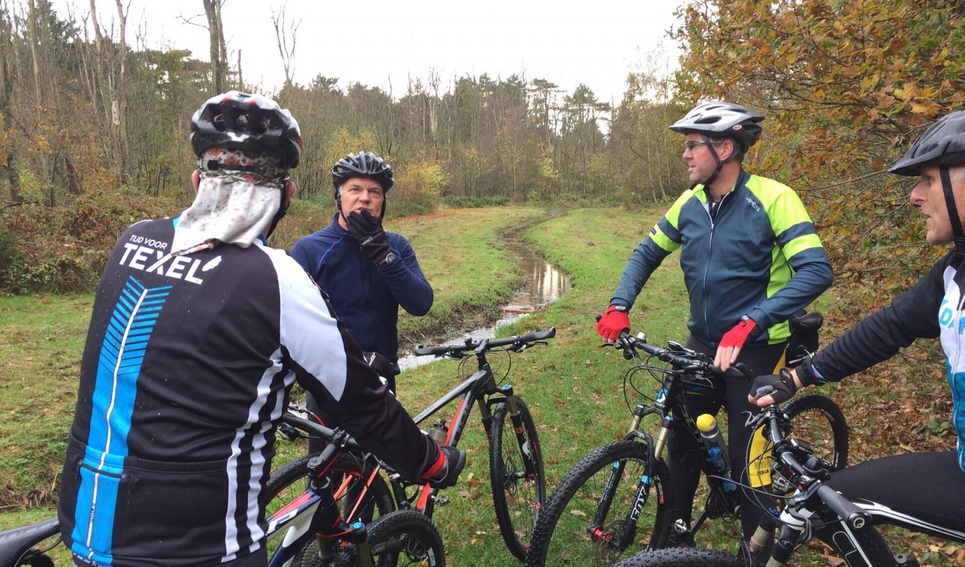 Mountainbikers worden in het nationaal park bijgepraat over de natuurwaarden. 