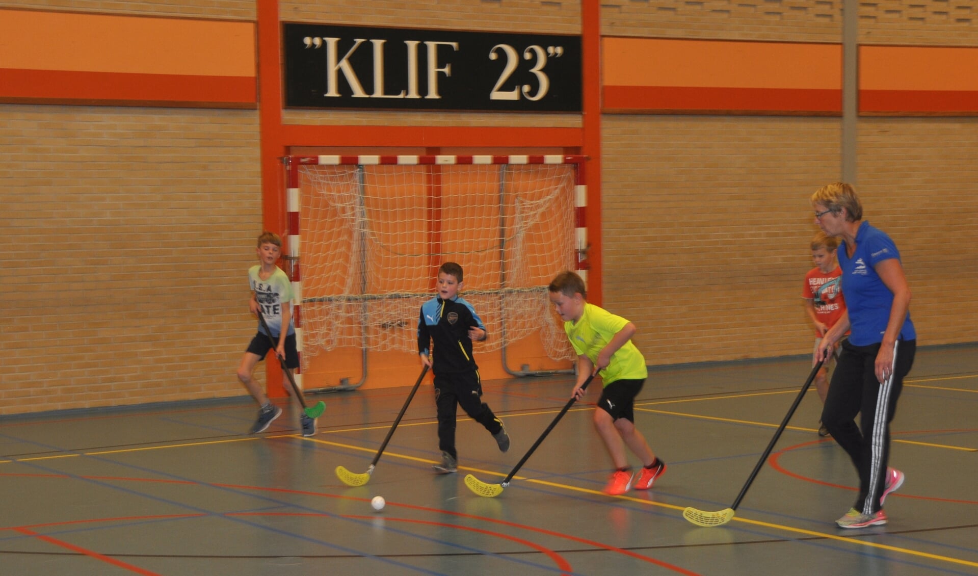 De kinderen aan het hockeyen in Ons Genoegen.