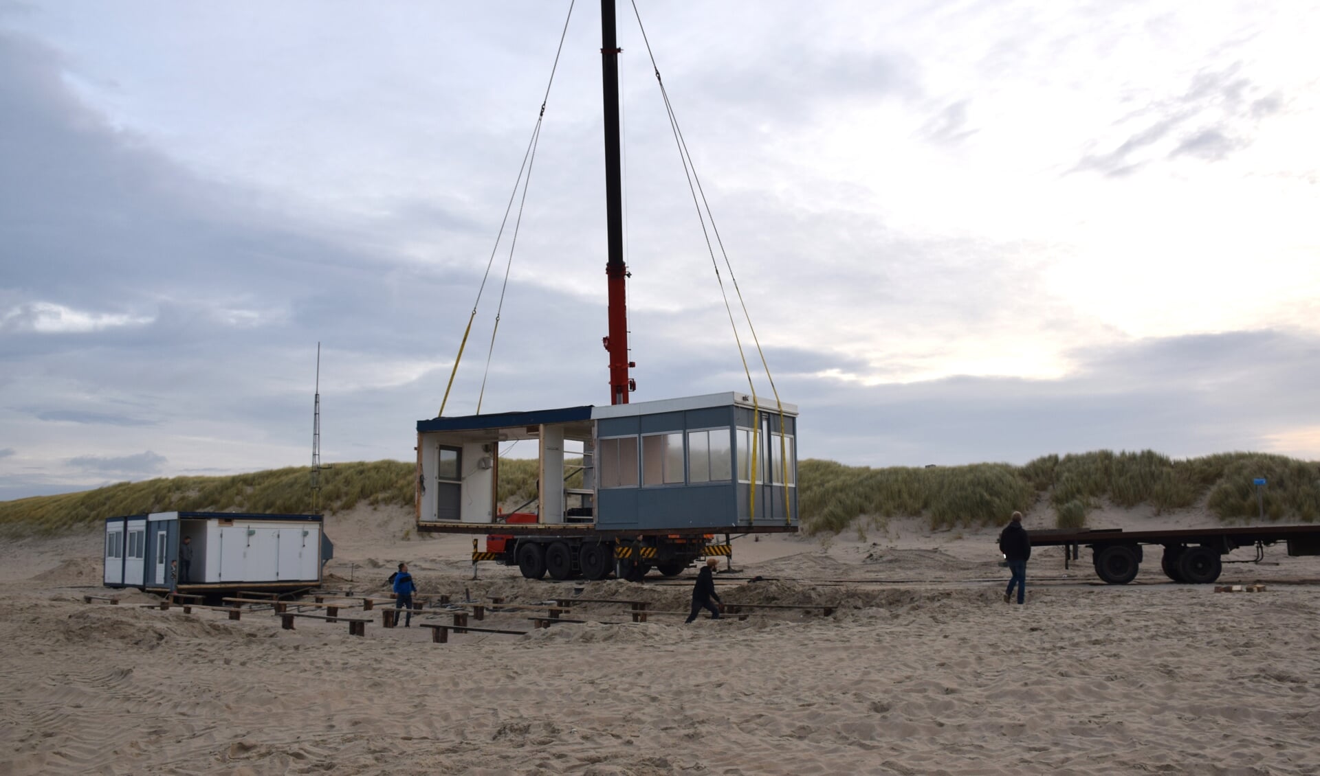 Paviljoen wordt van het strand gehaald in oktober 2017.